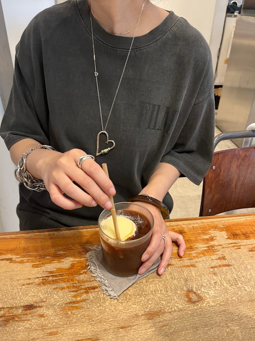 グレー系のTシャツ/カットソー、ブラウン系のスカートを着用したレディースの夏コーディネートの6枚目の写真