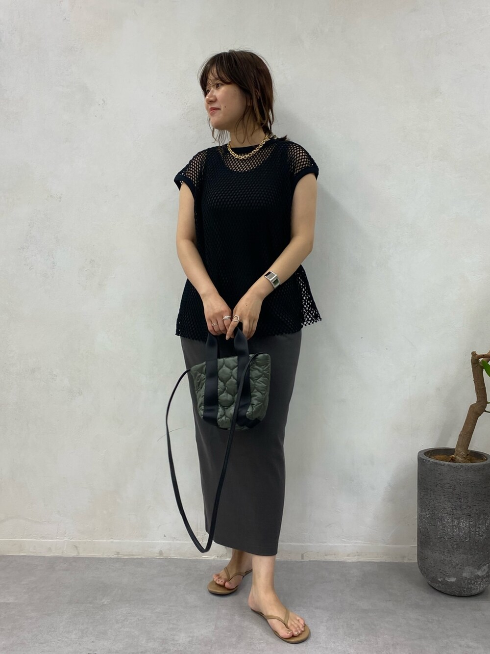 ブラック系のワンピース、ベージュ系のその他シューズを着用したレディースの夏コーディネートの2枚目の写真