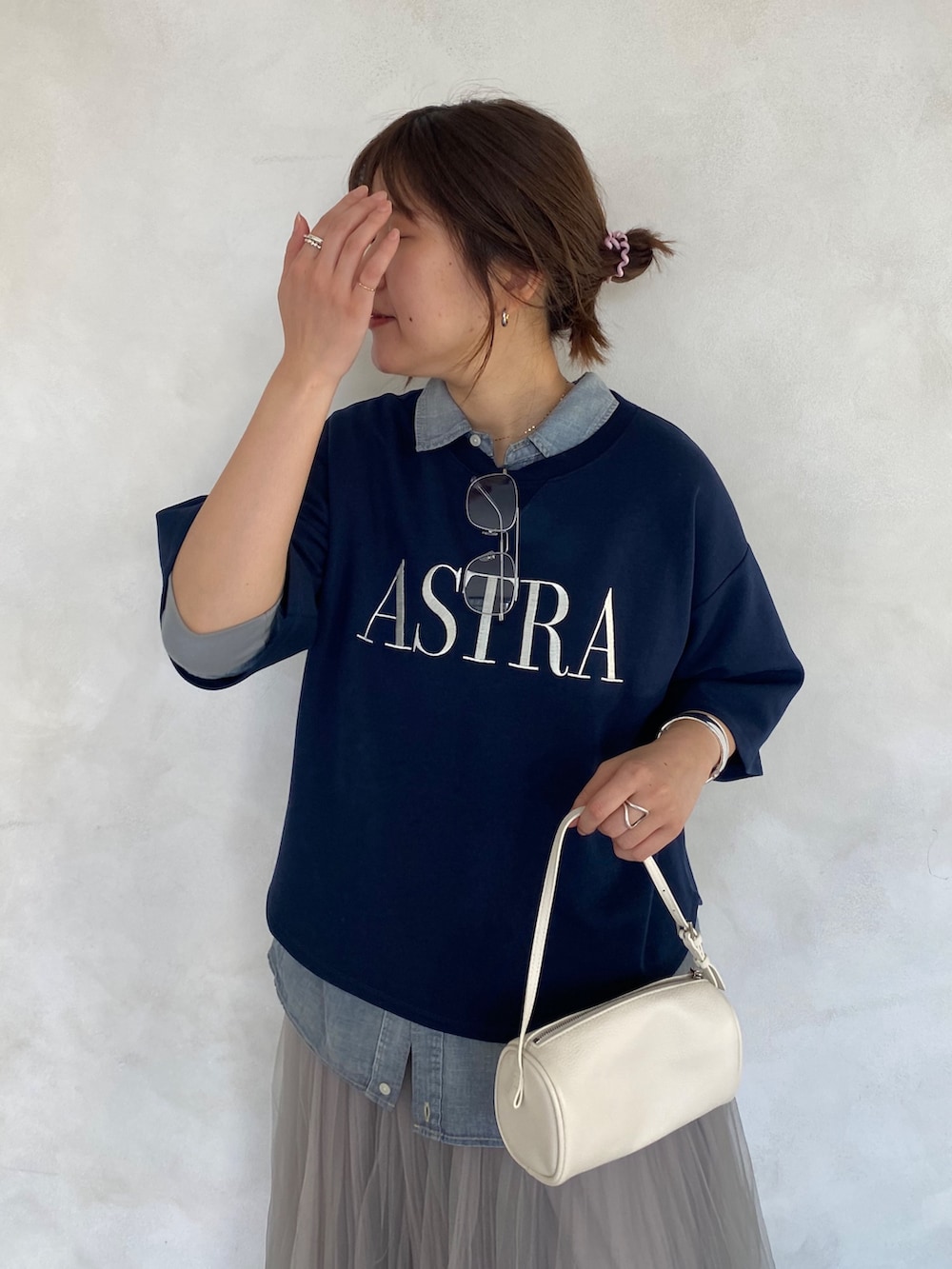 ブルー系のTシャツ/カットソー、ブルー系のシャツ/ブラウス、グレー系のスカートを着用したレディースの春コーディネートの6枚目の写真