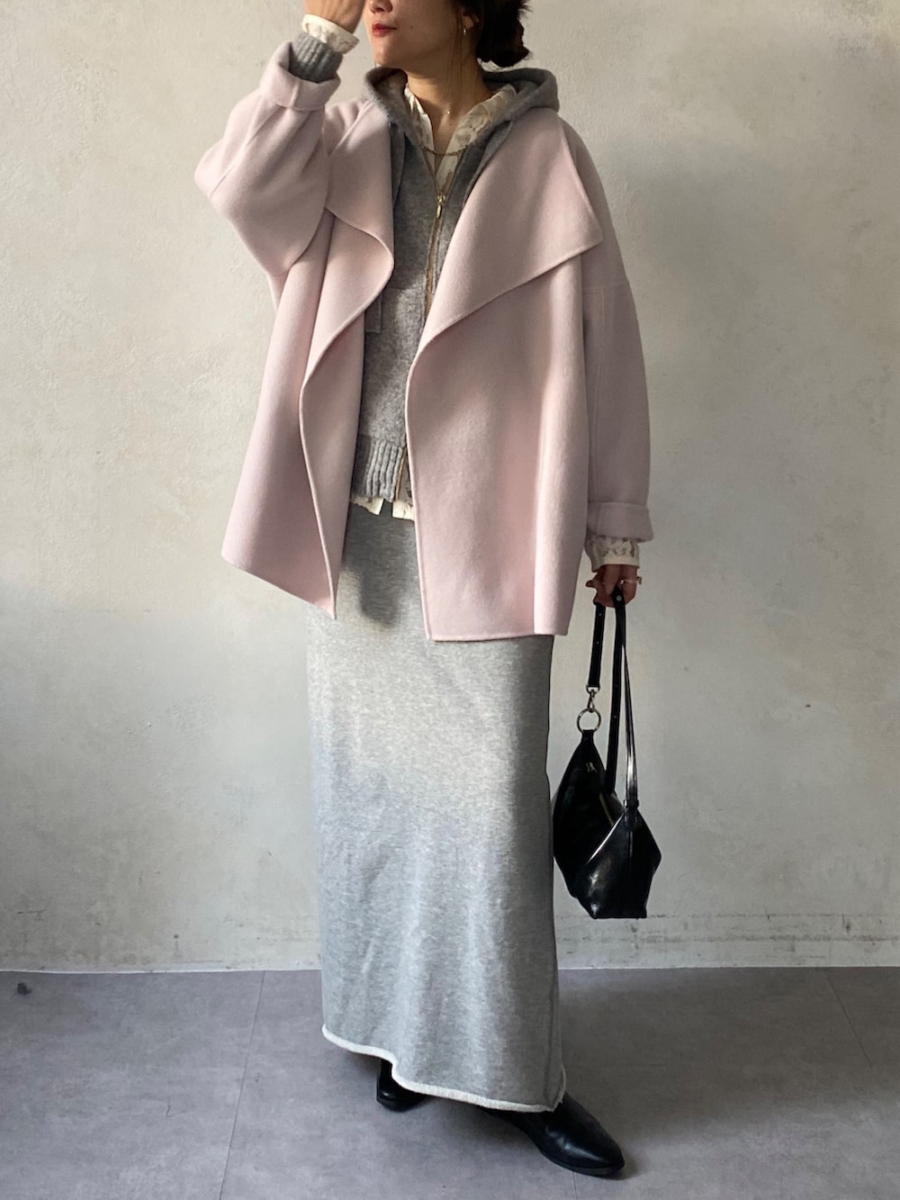 ピンク系のその他アウター、ホワイト系のシャツ/ブラウス、グレー系のカーディガン/ボレロを着用したレディースの冬コーディネートの4枚目の写真