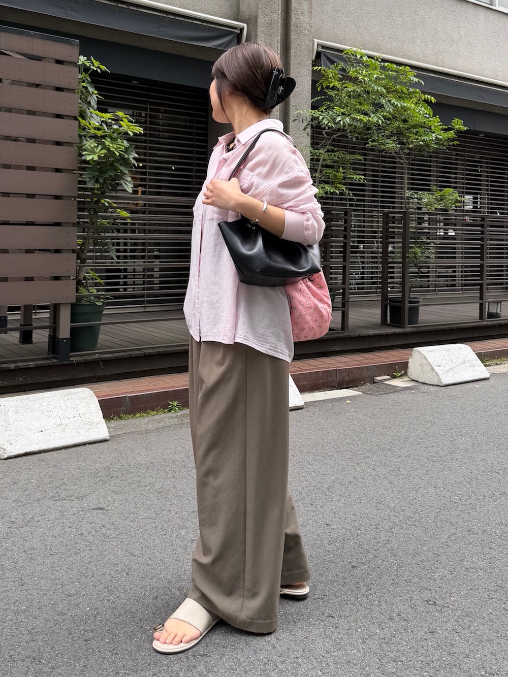 ピンク系のシャツ/ブラウス、グリーン系のその他パンツ、ホワイト系のサンダルを着用したレディースの春コーディネートの3枚目の写真