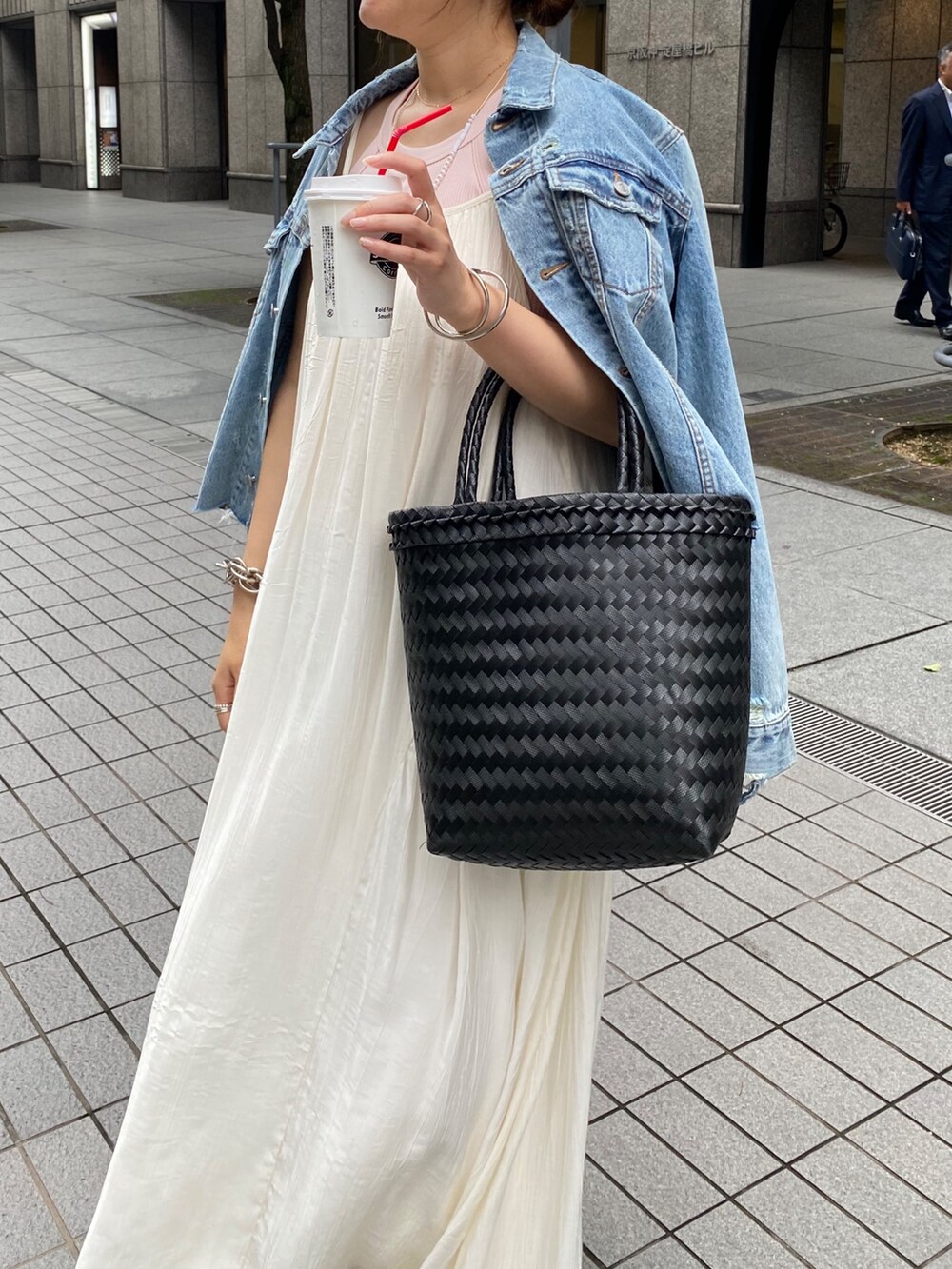 ブルー系のその他アウター、ホワイト系のワンピース、ホワイト系のキャップを着用したレディースの夏コーディネートの5枚目の写真