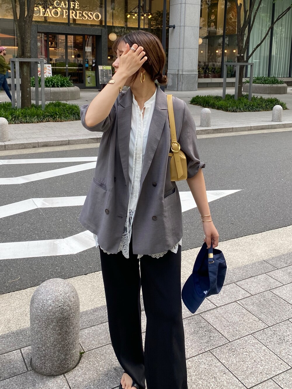 グレー系のテーラードジャケット、ブラック系のその他パンツ、ブラック系のブーツを着用したレディースの春コーディネートの6枚目の写真