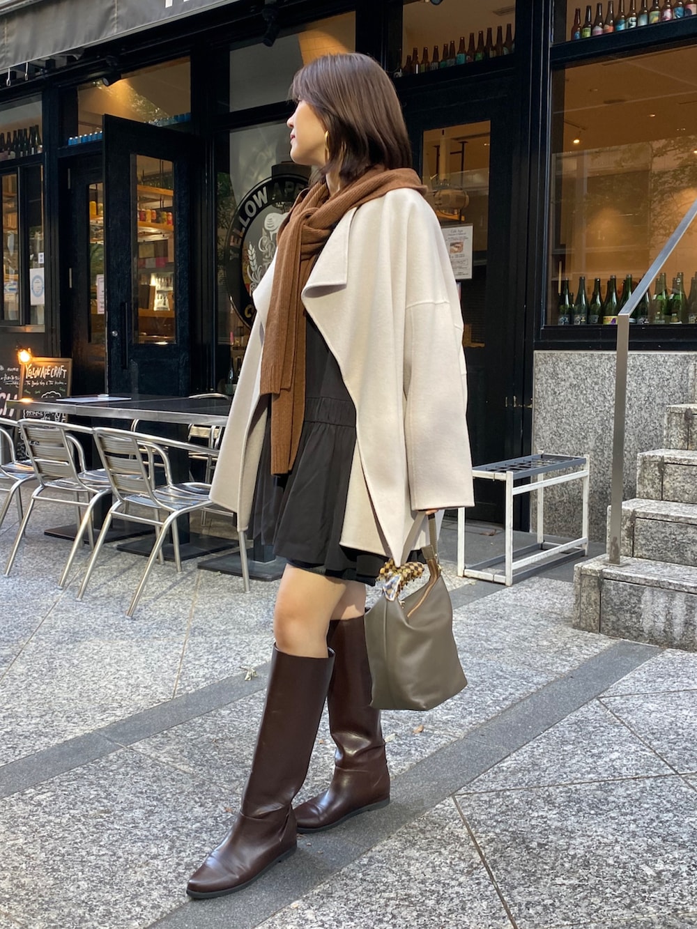 ブラック系のシャツ/ブラウス、ブラウン系のブーツ、ブラウン系のショルダーバッグを着用したレディースの秋コーディネートの6枚目の写真