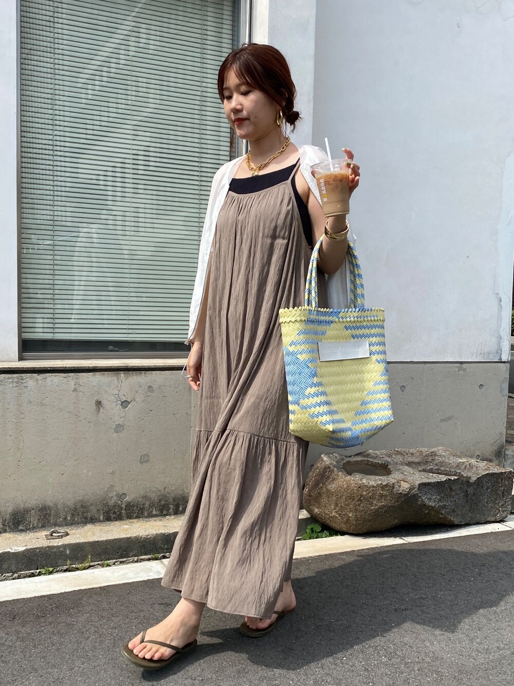 ホワイト系のその他アウター、イエロー系のかごバッグを着用したレディースの夏コーディネートの3枚目の写真