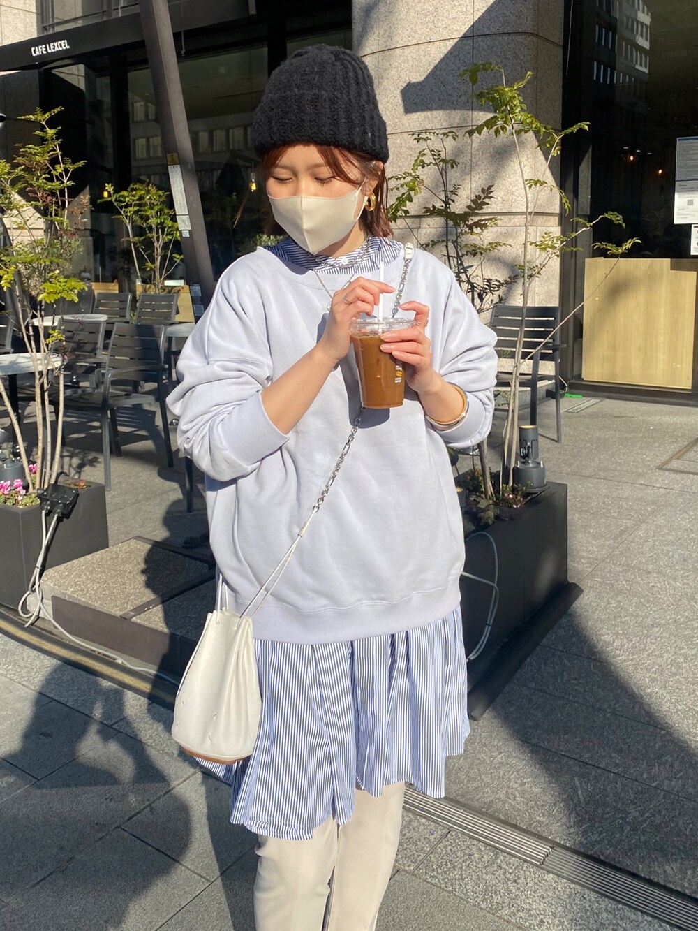 ブルー系のスウェット、ブルー系のシャツ/ブラウスを着用したレディースの冬コーディネートの8枚目の写真