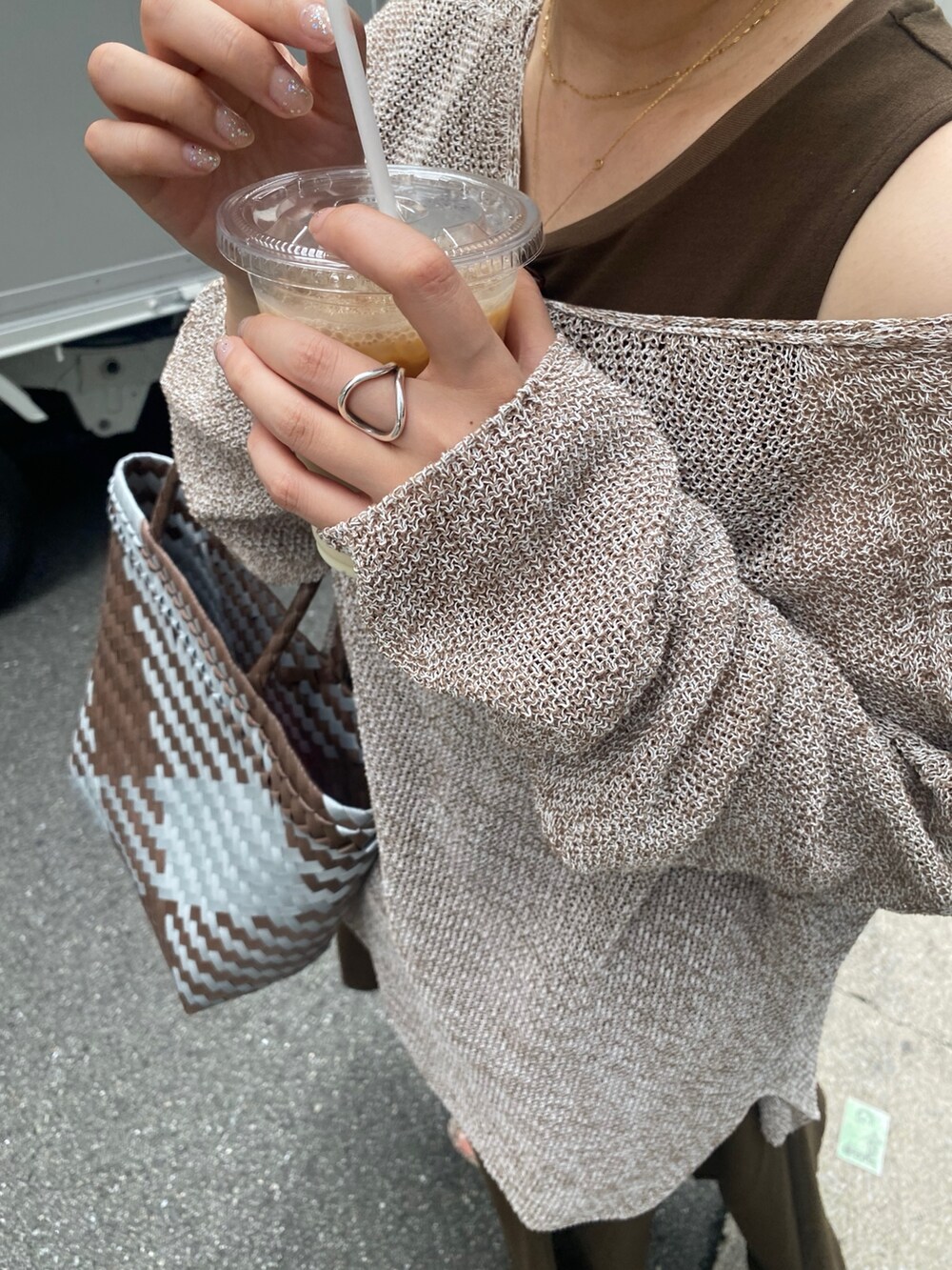 ブラウン系のワンピース、ベージュ系のニット/セーター、ブラウン系のショルダーバッグを着用したレディースの夏コーディネートの7枚目の写真