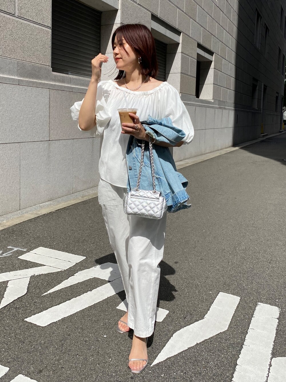 ホワイト系のシャツ/ブラウス、ホワイト系のその他パンツ、シルバー系のサンダルを着用したレディースの春コーディネートの6枚目の写真