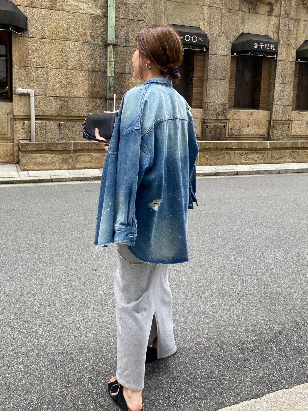 グレー系のTシャツ/カットソー、シルバー系のスカート、ブルー系のシャツ/ブラウスを着用したレディースの夏コーディネートの3枚目の写真