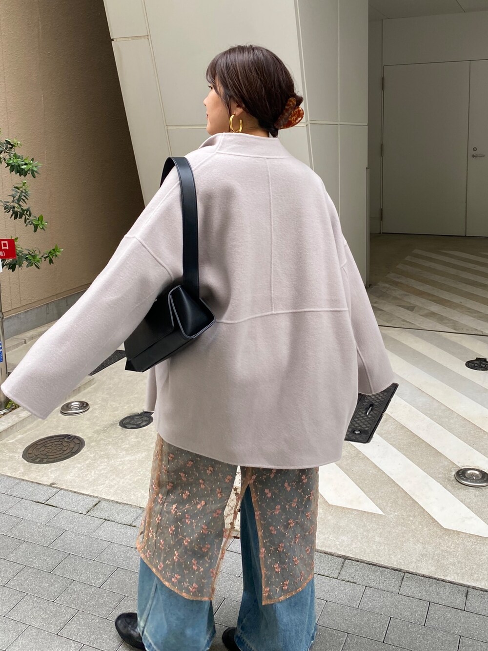 ベージュ系のその他アウター、ピンク系のスカート、ブルー系のデニムパンツを着用したレディースの冬コーディネートの5枚目の写真