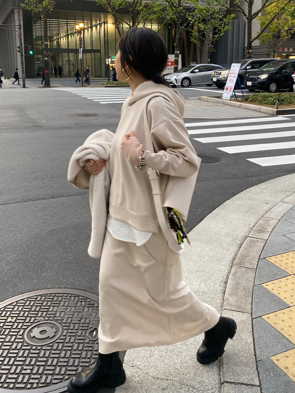 ホワイト系のセットアップ、ホワイト系のその他アウター、ホワイト系のショルダーバッグを着用したレディースの冬コーディネートの2枚目の写真