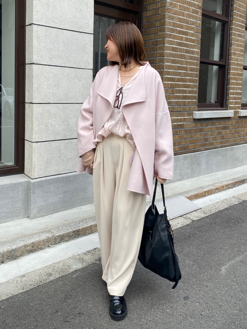 ピンク系のその他アウター、ピンク系のシャツ/ブラウス、ピンク系のTシャツ/カットソーを着用したレディースの春コーディネートの2枚目の写真