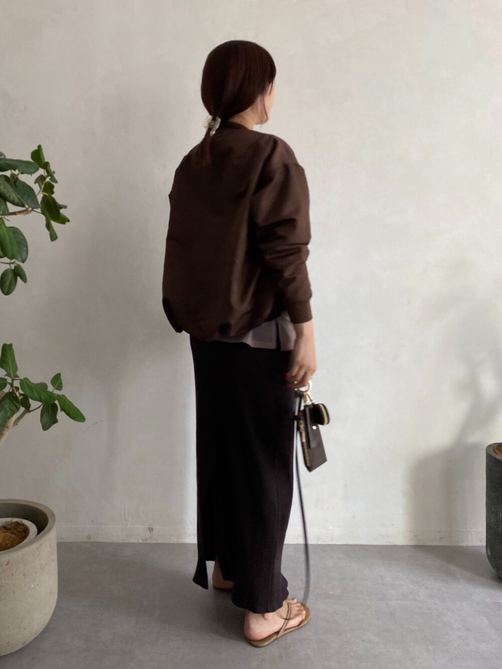 ベージュ系のワンピース、ブラウン系のショルダーバッグ、ベージュ系のサンダルを着用したレディースの夏コーディネートの4枚目の写真