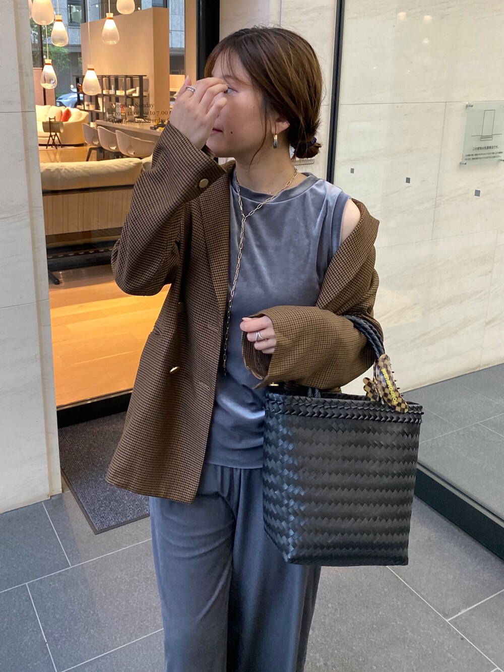 グレー系のTシャツ/カットソー、グレー系のその他パンツ、ブラウン系のテーラードジャケットを着用したレディースの秋コーディネートの6枚目の写真