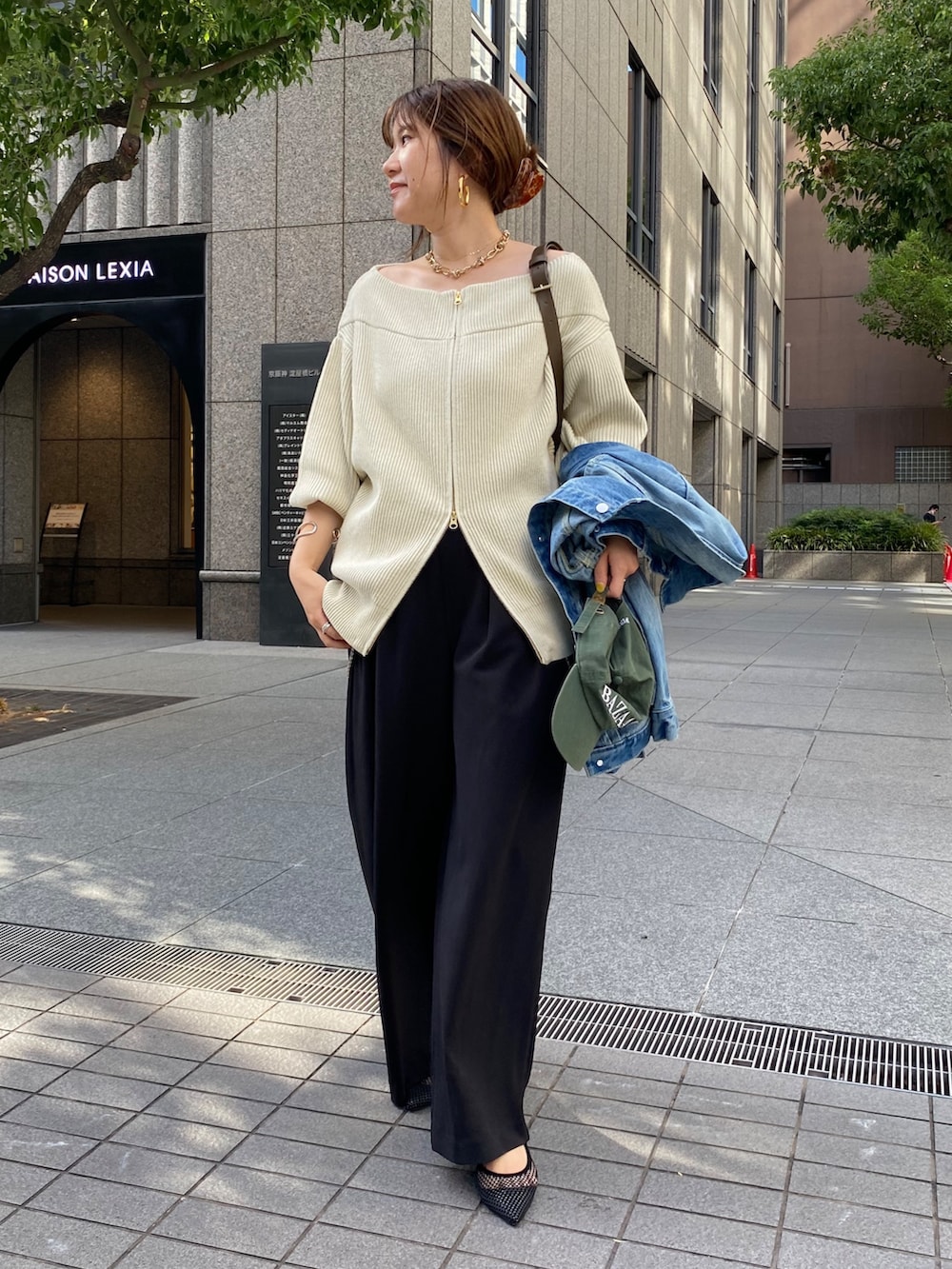 ベージュ系のニット/セーター、ブラック系のパンプス、ブルー系のその他アウターを着用したレディースの秋コーディネートの5枚目の写真