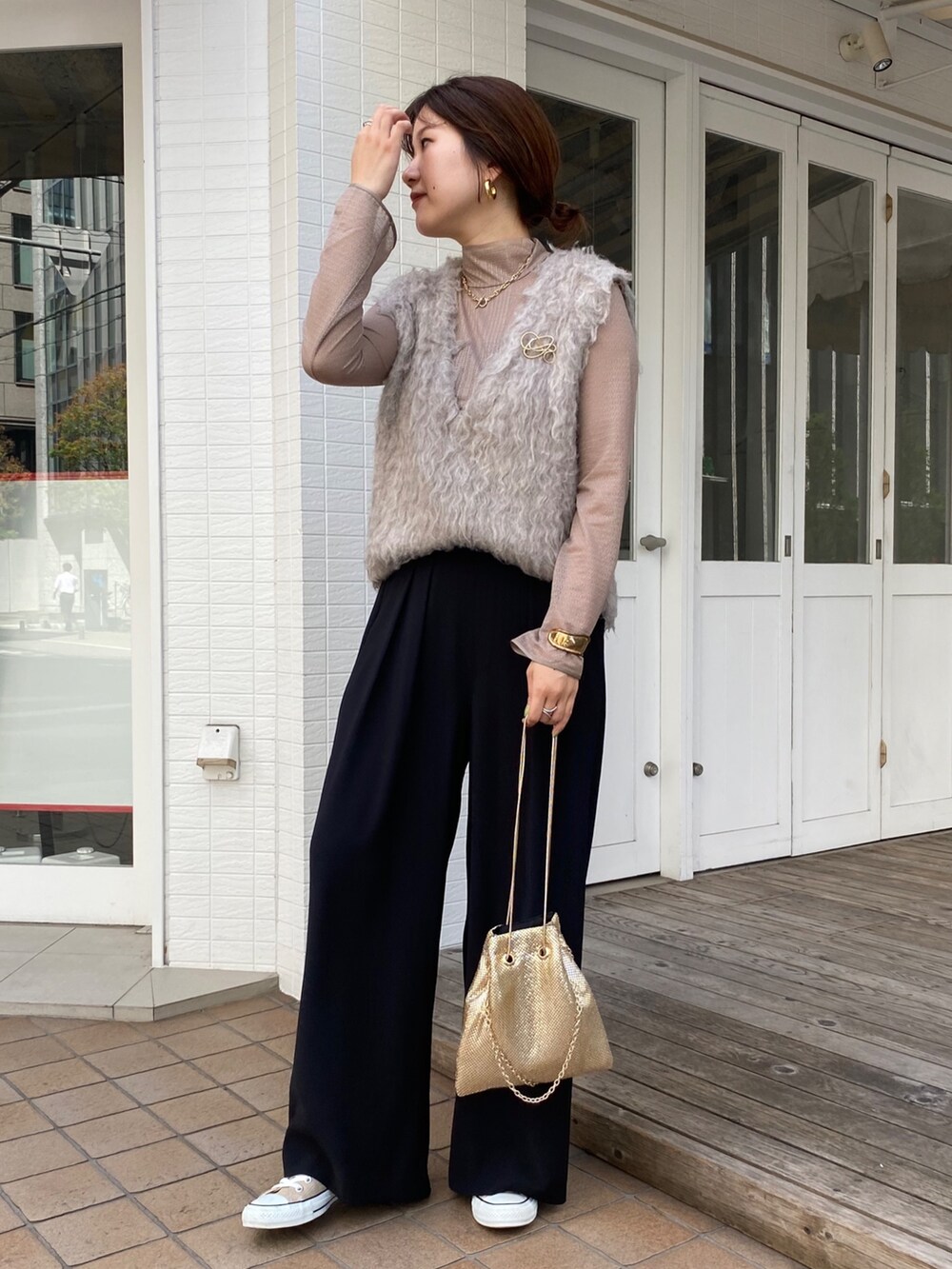 ブラウン系のその他アウター、ブラウン系のスラックス、シルバー系のトートバッグを着用したレディースの秋コーディネートの8枚目の写真