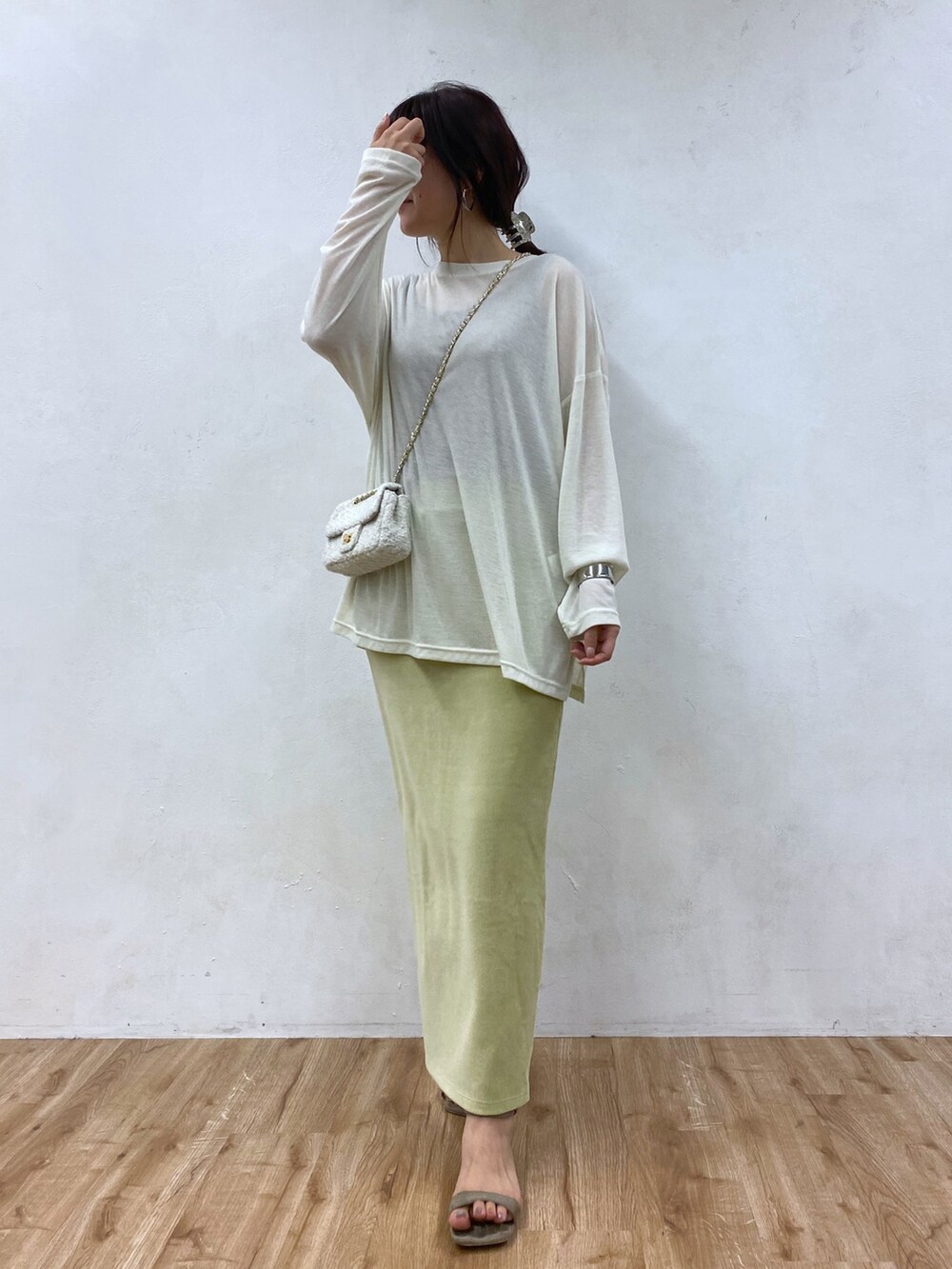 ホワイト系のTシャツ/カットソー、グリーン系のスカート、ホワイト系のショルダーバッグを着用したレディースの夏コーディネートの4枚目の写真