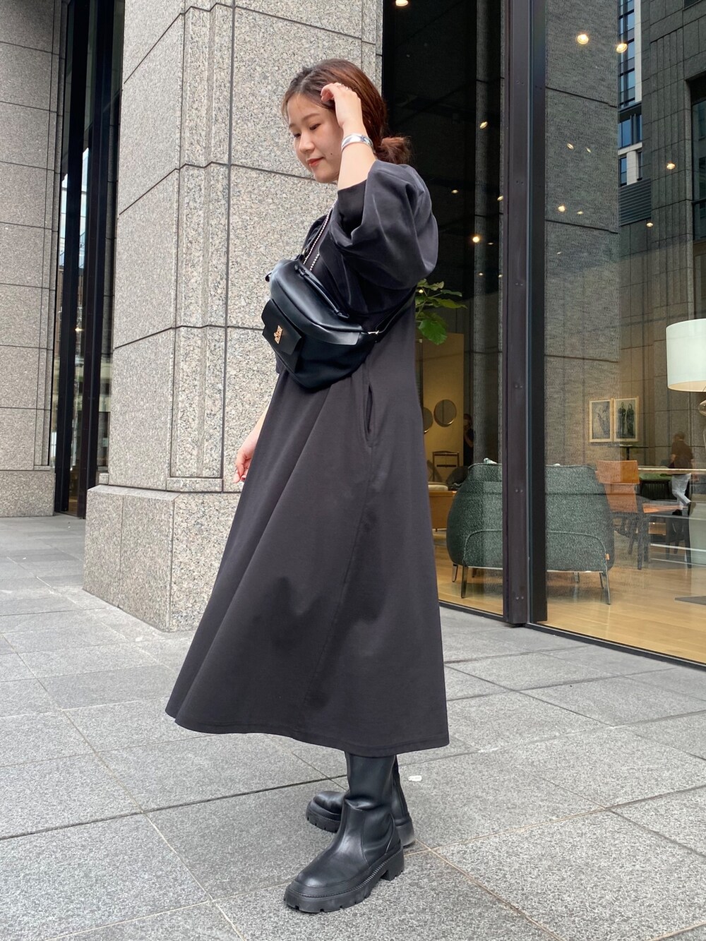 ブラウン系のワンピース、ブラック系のトートバッグ、ブラック系のその他シューズを着用したレディースの秋コーディネートの5枚目の写真