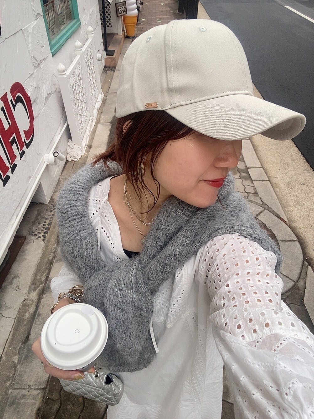 ホワイト系のワンピース、ホワイト系のショルダーバッグを着用したレディースの春コーディネートの8枚目の写真