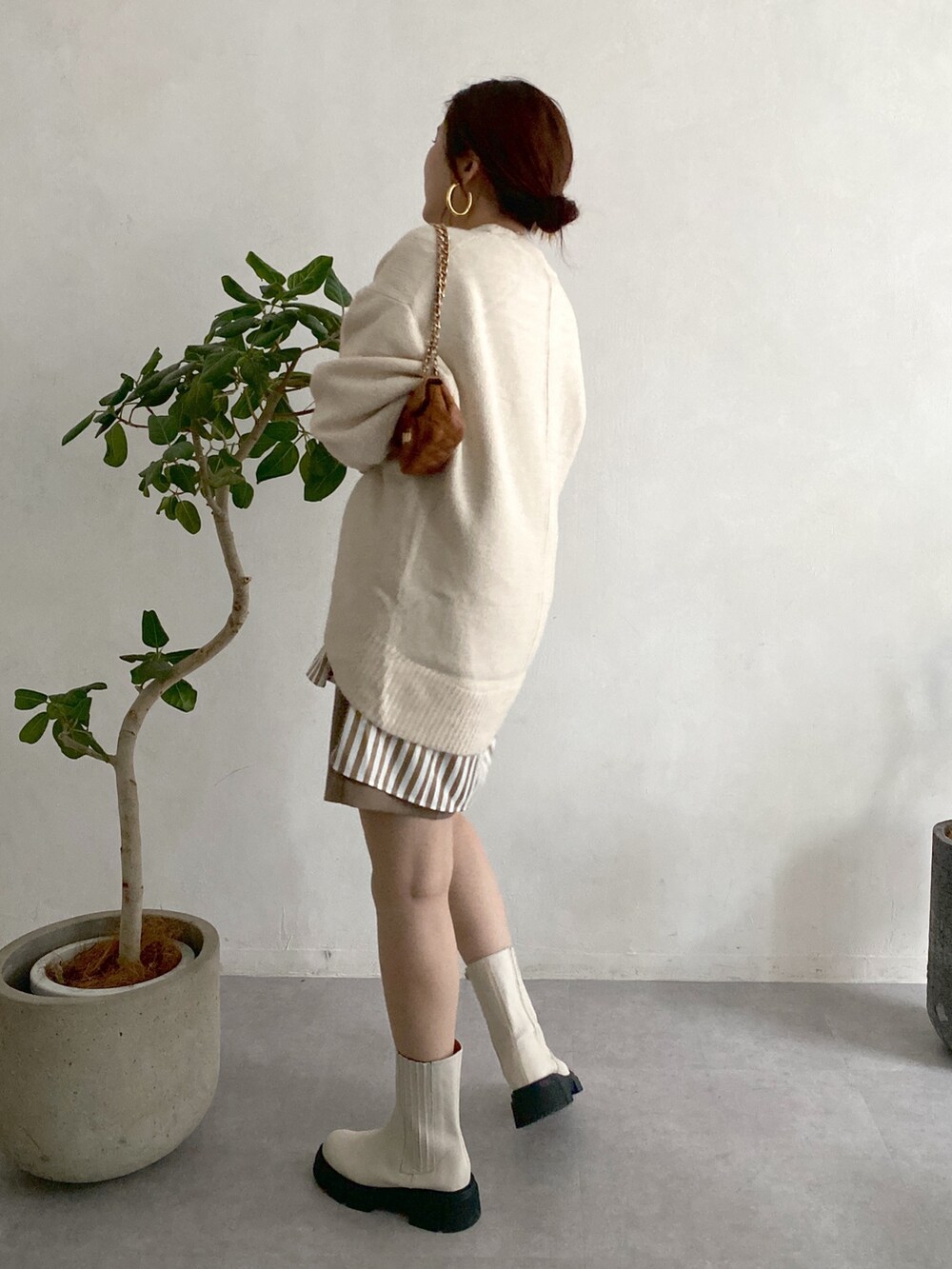 ホワイト系のニット/セーター、ベージュ系のシャツ/ブラウス、イエロー系のその他パンツを着用したレディースの秋コーディネートの4枚目の写真