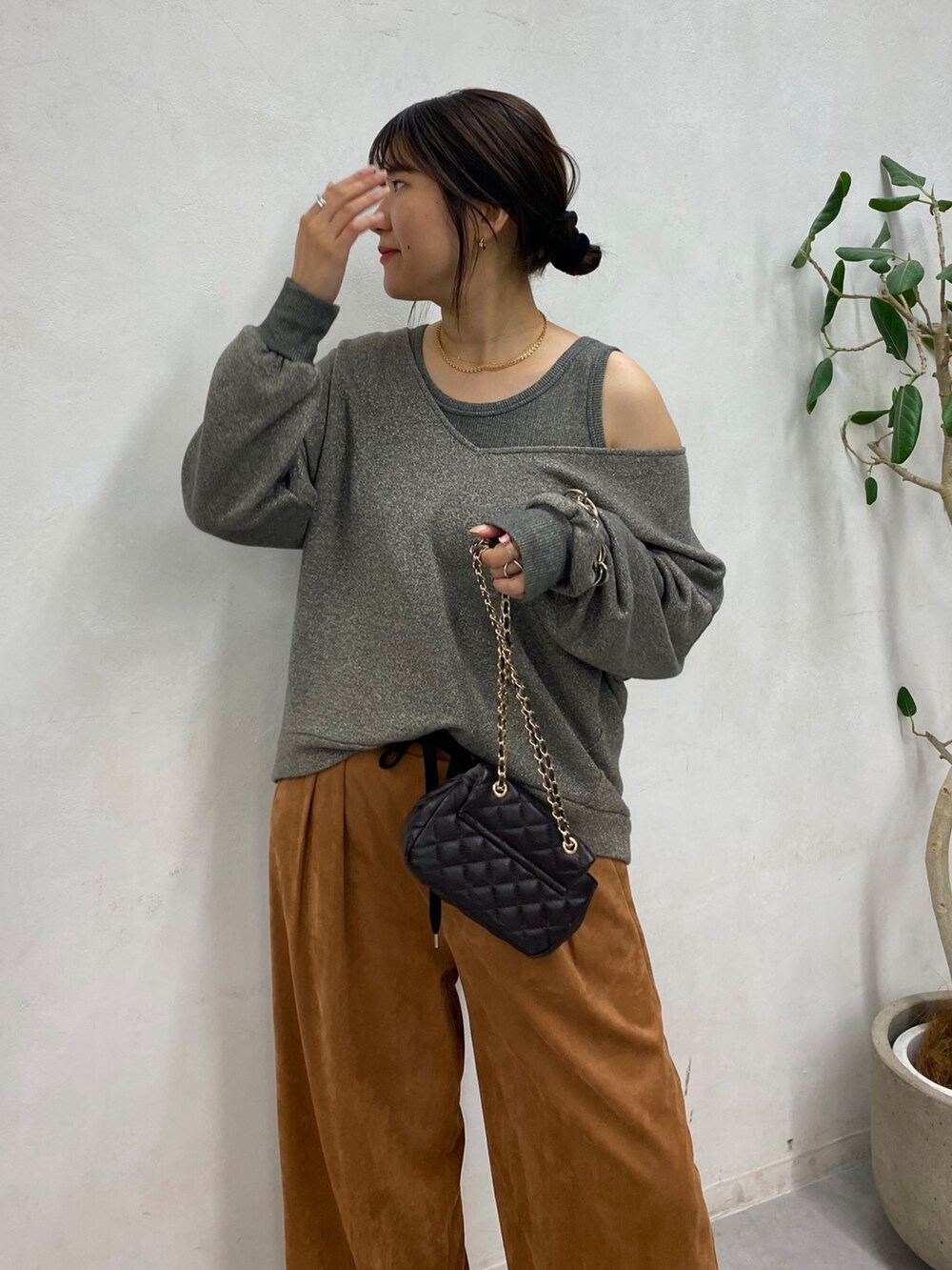 グレー系のTシャツ/カットソー、イエロー系のその他パンツ、ブラウン系のショルダーバッグを着用したレディースの秋コーディネートの8枚目の写真