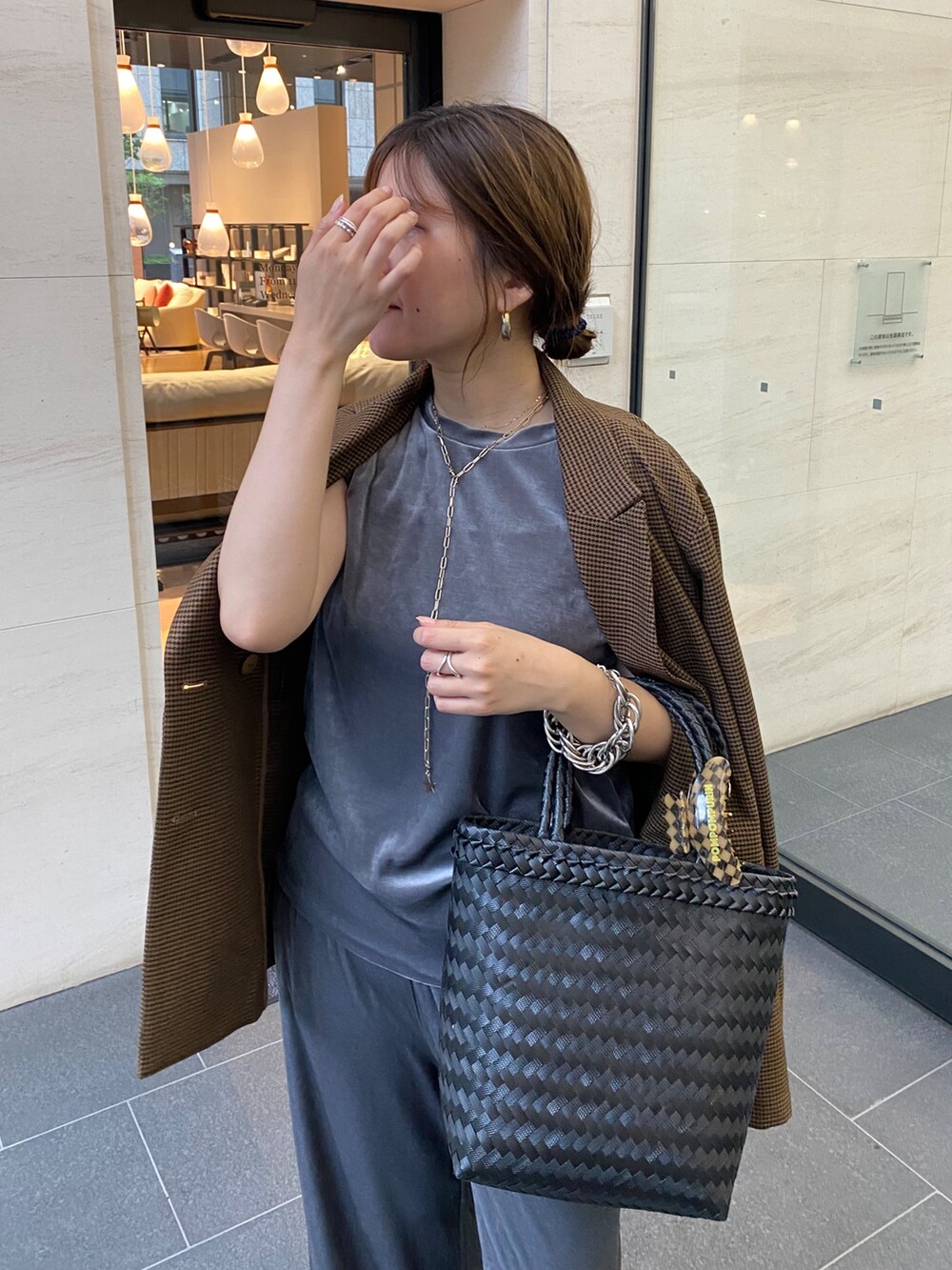 グレー系のTシャツ/カットソー、グレー系のその他パンツ、ブラウン系のテーラードジャケットを着用したレディースの秋コーディネートの3枚目の写真