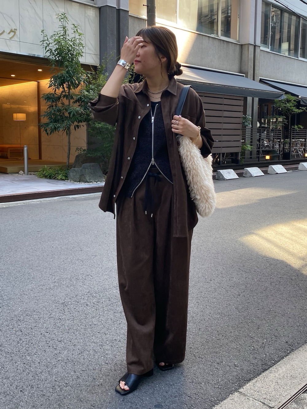 ブラウン系のシャツ/ブラウス、ブラック系のカーディガン/ボレロ、ブラウン系のその他パンツを着用したレディースの冬コーディネートの4枚目の写真