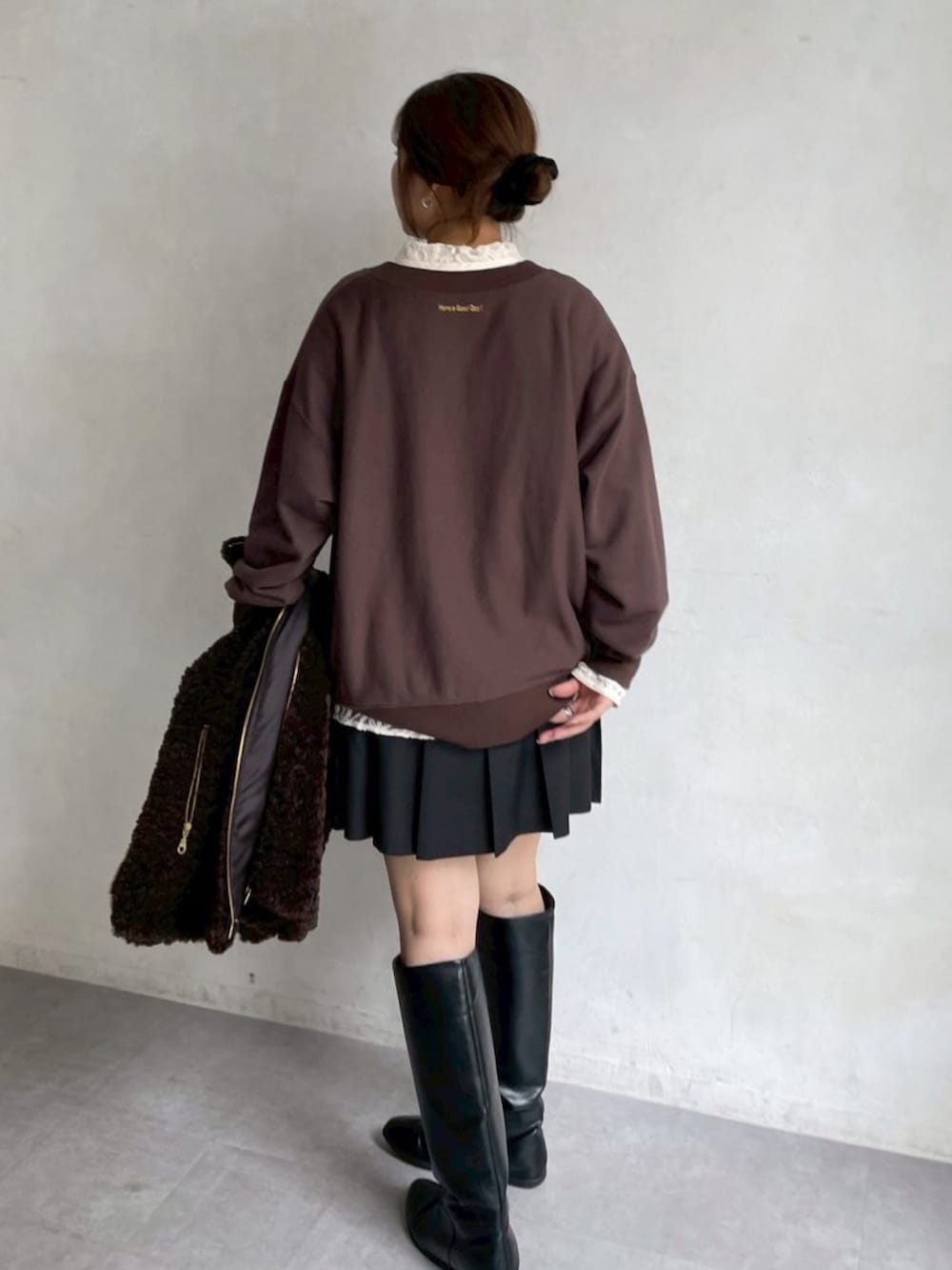 ブラウン系のその他アウター、ホワイト系のシャツ/ブラウス、ブラック系のスカートを着用したレディースの冬コーディネートの7枚目の写真