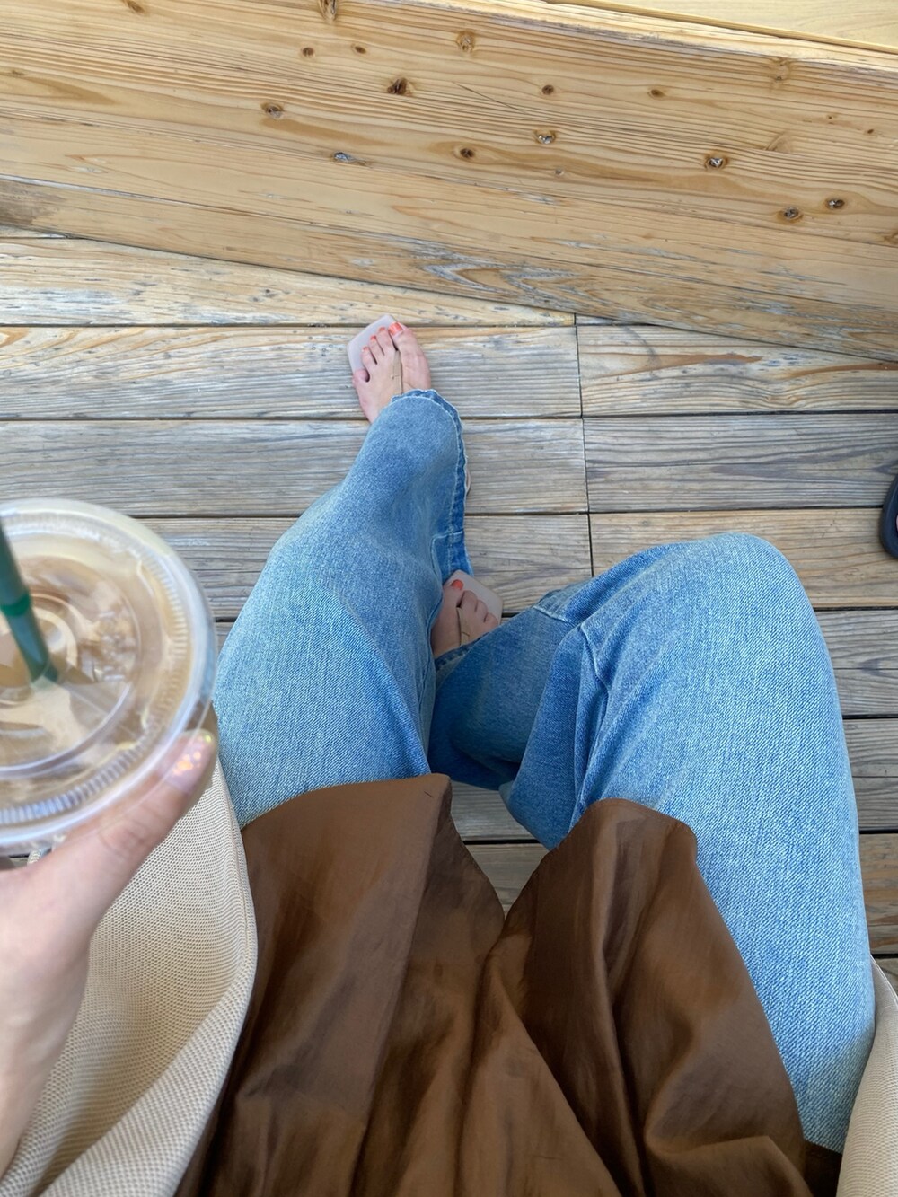 ベージュ系のテーラードジャケット、ブラウン系のキャミソール、ブルー系のデニムパンツを着用したレディースの夏コーディネートの8枚目の写真