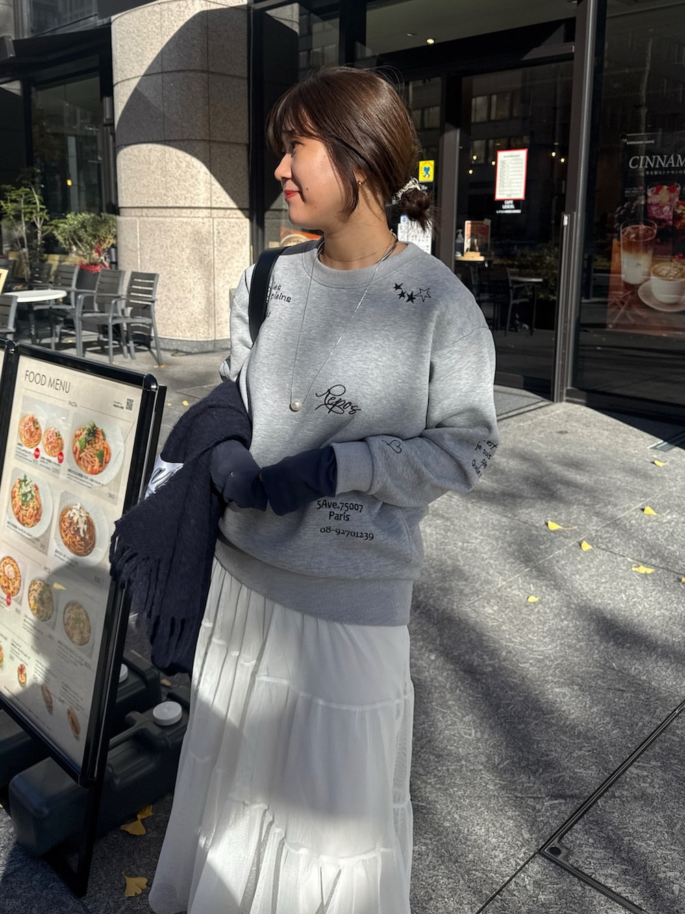 グレー系のその他アウター、グレー系のTシャツ/カットソー、ブルー系のTシャツ/カットソーを着用したレディースの冬コーディネートの5枚目の写真