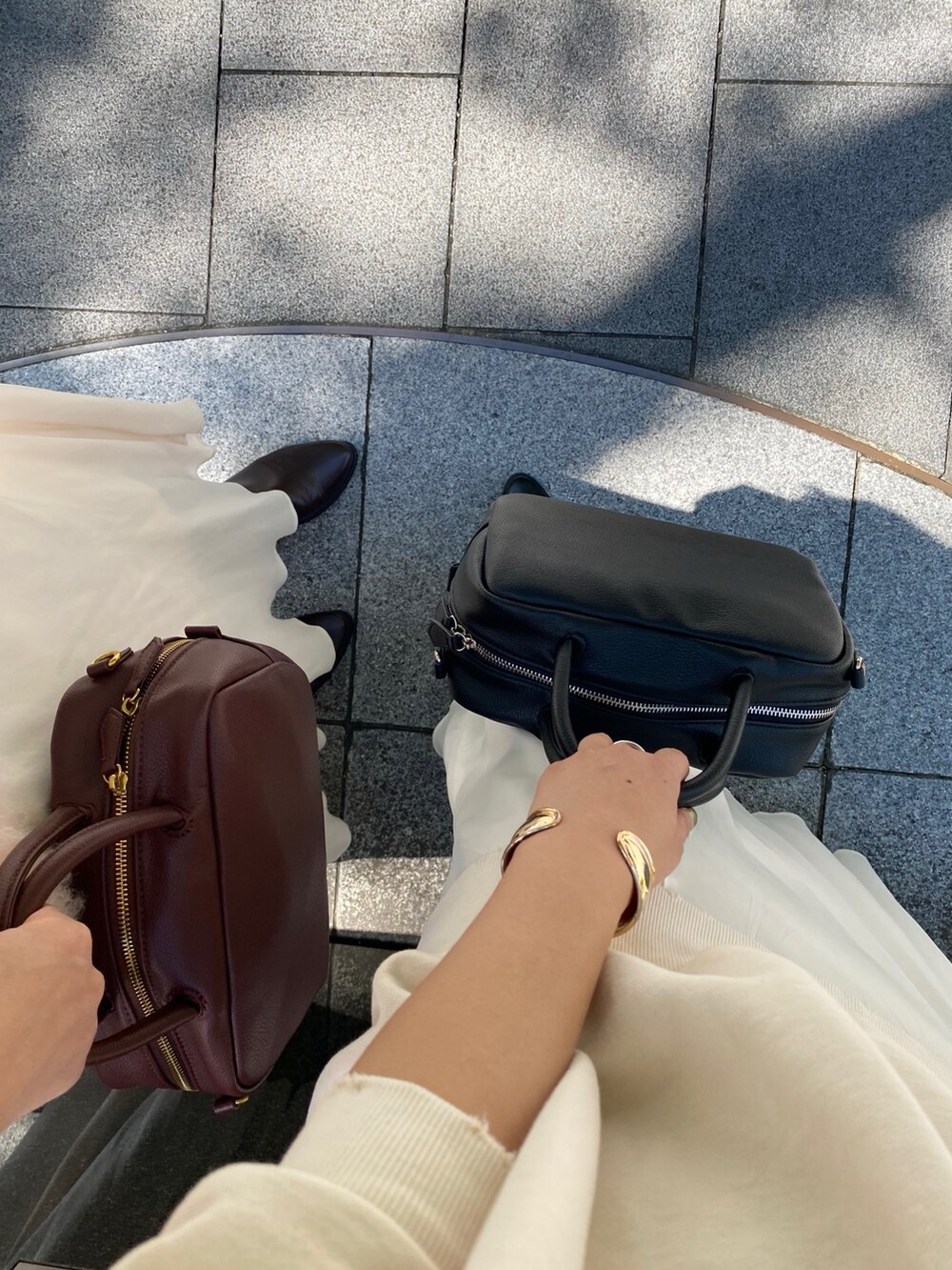 ホワイト系のTシャツ/カットソー、ホワイト系のスカート、ブラウン系のショルダーバッグを着用したレディースの冬コーディネートの8枚目の写真