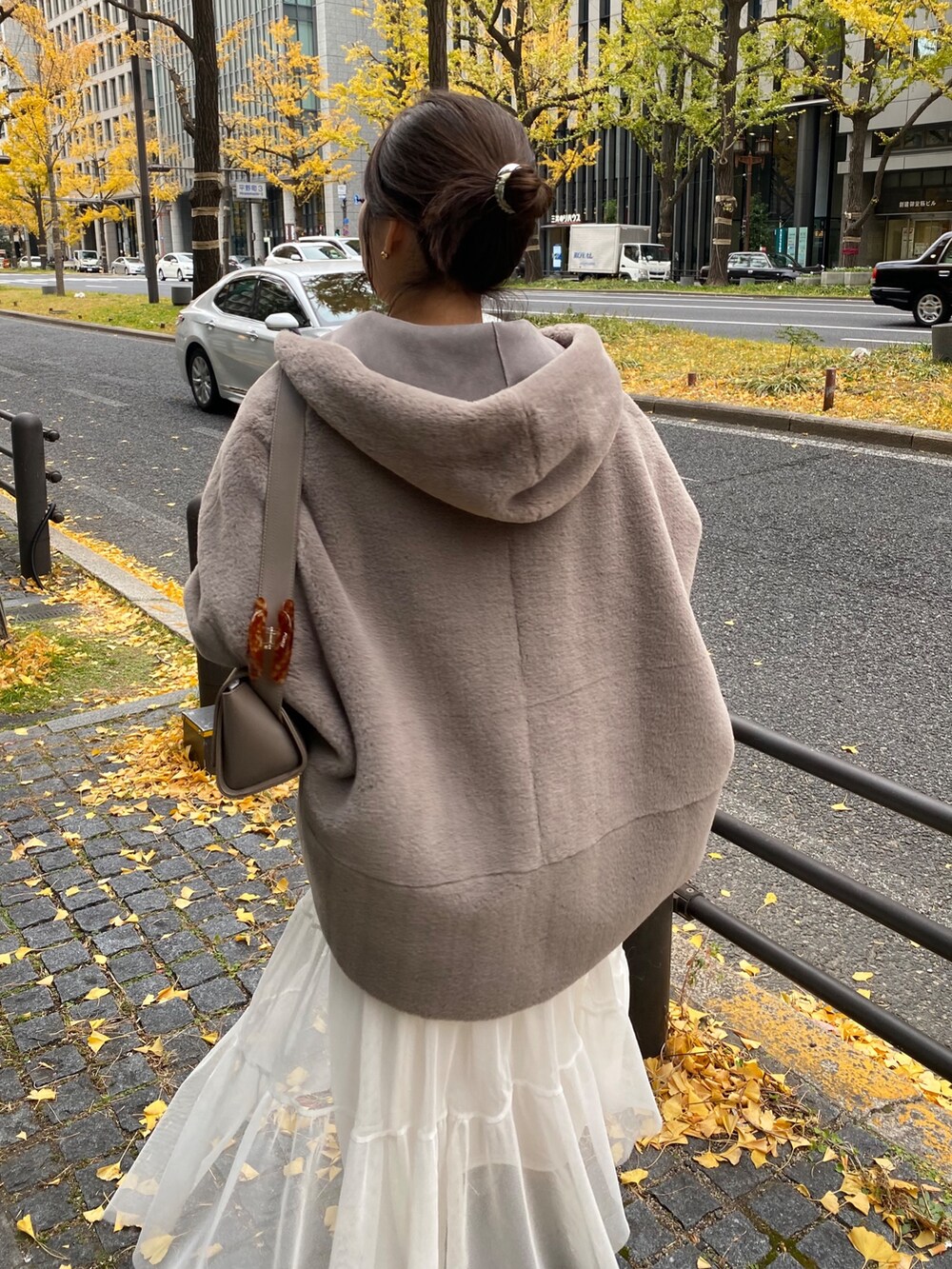 ホワイト系のスカート、グレー系のTシャツ/カットソー、ブラウン系のTシャツ/カットソーを着用したレディースの冬コーディネートの3枚目の写真