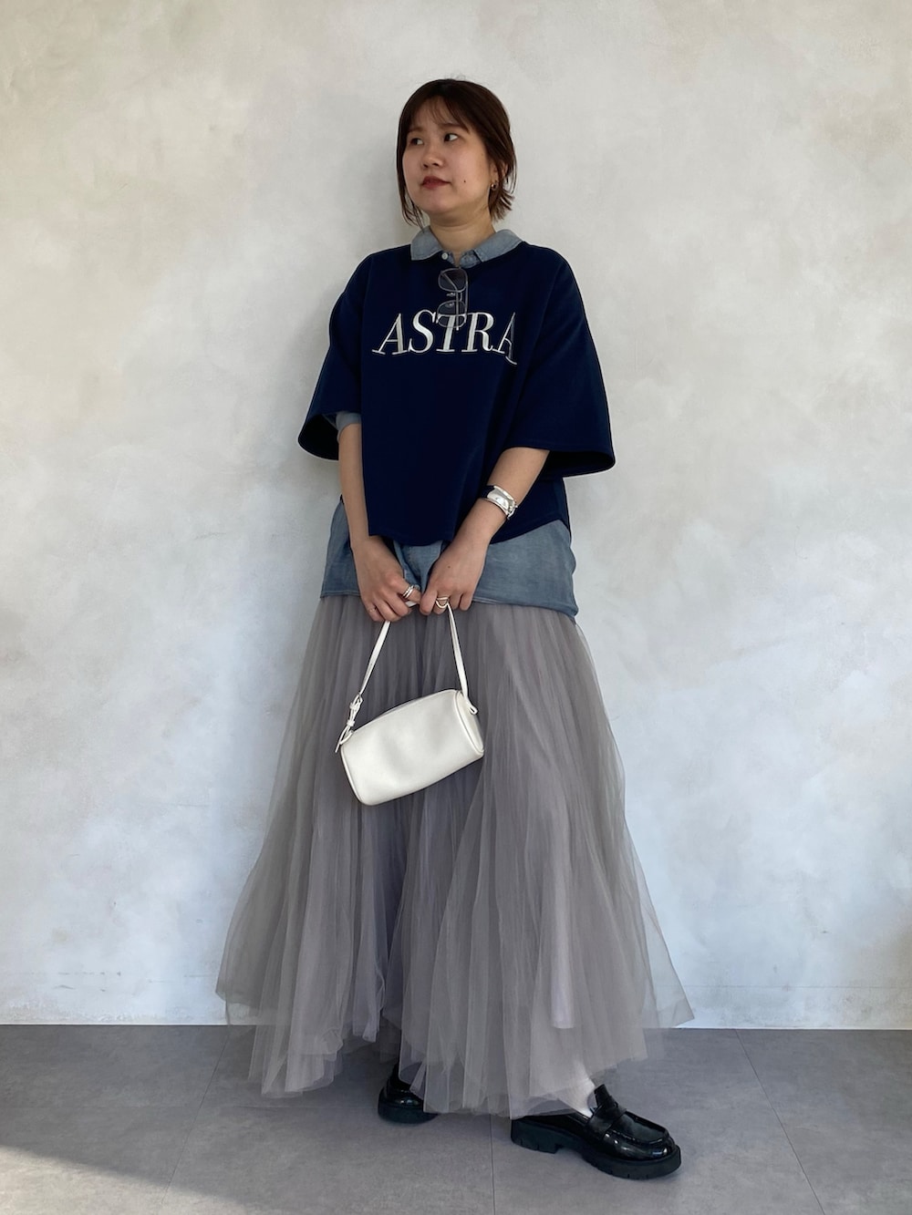 ブルー系のTシャツ/カットソー、ブルー系のシャツ/ブラウス、グレー系のスカートを着用したレディースの春コーディネートの3枚目の写真