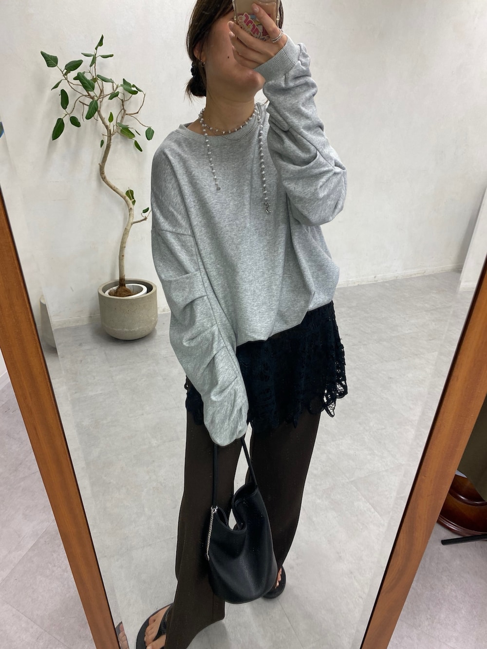 グレー系のTシャツ/カットソー、ブラウン系のその他パンツ、ブラック系のショルダーバッグを着用したレディースの秋コーディネートの6枚目の写真