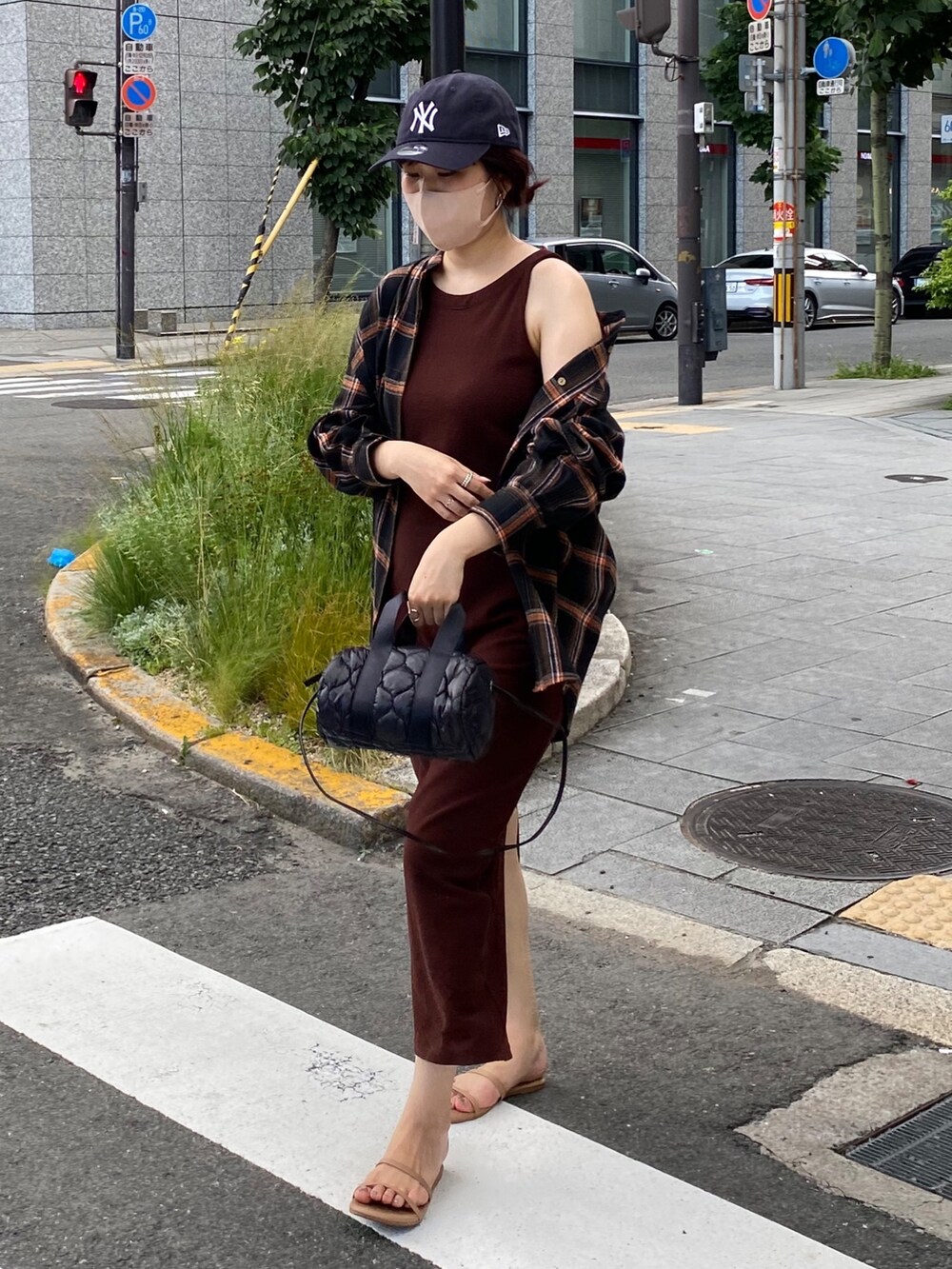 ブラック系のシャツ/ブラウス、ブラック系のショルダーバッグ、ブラウン系のワンピースを着用したレディースの夏コーディネートの4枚目の写真