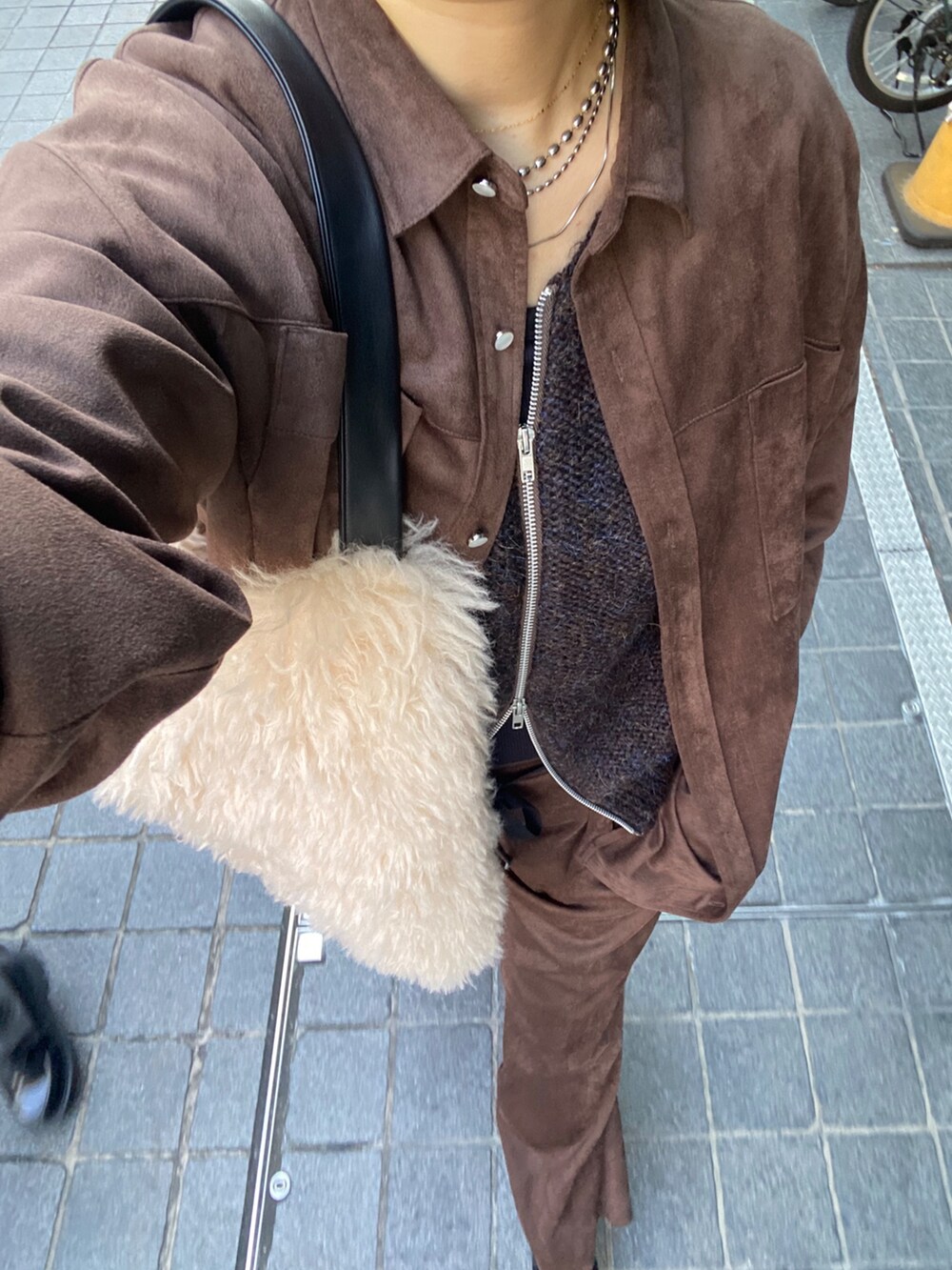 ブラウン系のシャツ/ブラウス、ブラック系のカーディガン/ボレロ、ブラウン系のその他パンツを着用したレディースの冬コーディネートの6枚目の写真