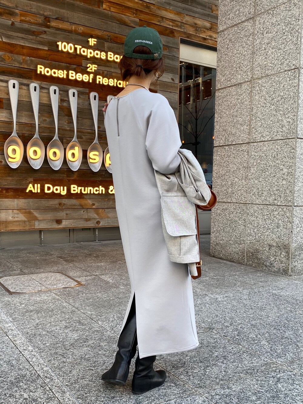 グレー系のテーラードジャケット、グレー系のワンピース、ブラウン系のショルダーバッグを着用したレディースの冬コーディネートの3枚目の写真