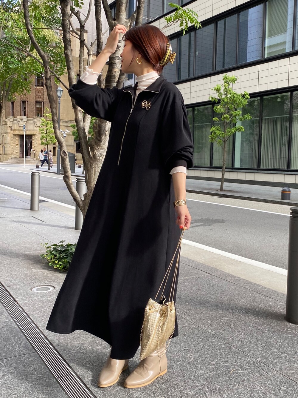 ホワイト系のTシャツ/カットソー、ブラック系のワンピース、ベージュ系のブーツを着用したレディースの冬コーディネートの2枚目の写真