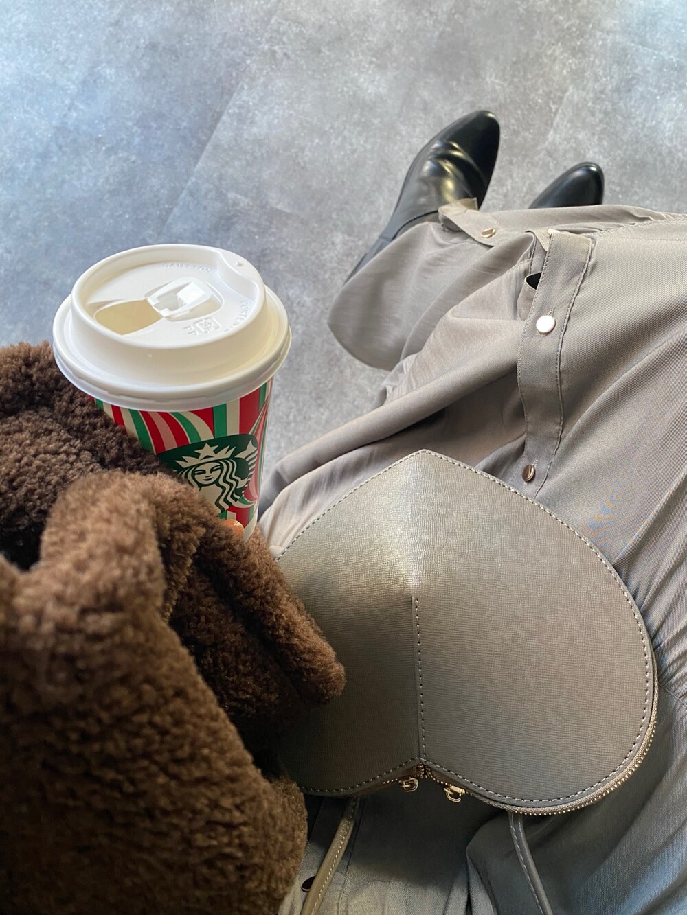 ブラウン系のその他アウター、ブラウン系のワンピース、ゴールド系のTシャツ/カットソーを着用したレディースの冬コーディネートの7枚目の写真