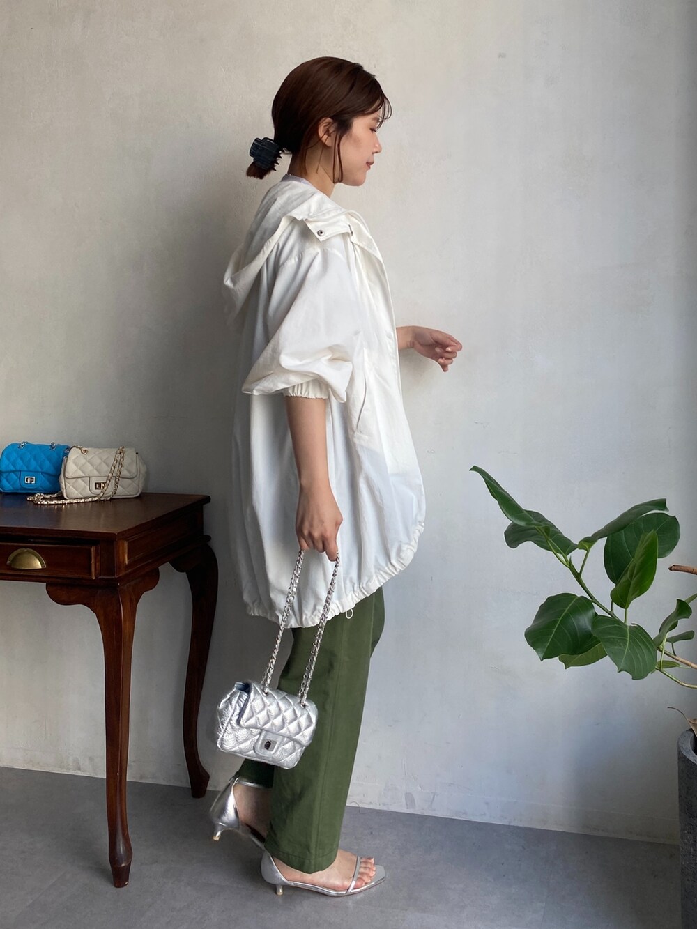 ホワイト系のブルゾン、グレー系のTシャツ/カットソー、グリーン系のその他パンツを着用したレディースの春コーディネートの4枚目の写真