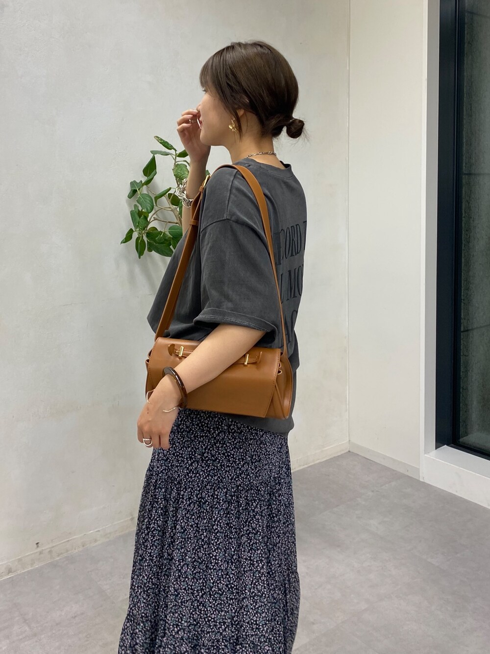 グレー系のTシャツ/カットソー、ピンク系のスカート、ブラウン系のショルダーバッグを着用したレディースの夏コーディネートの6枚目の写真