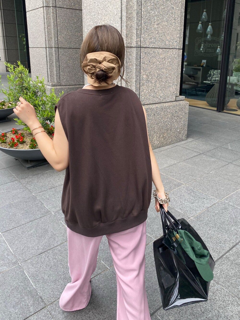 グレー系のTシャツ/カットソー、ピンク系のその他パンツ、ブラック系のショルダーバッグを着用したレディースの夏コーディネートの8枚目の写真