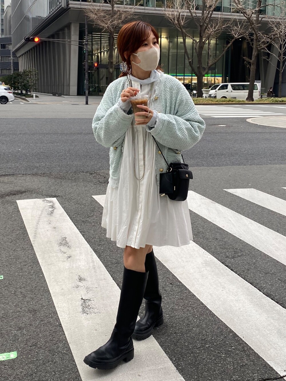 ホワイト系のシャツ/ブラウス、ブルー系のノーカラージャケット、ブルー系のTシャツ/カットソーを着用したレディースの冬コーディネートの6枚目の写真