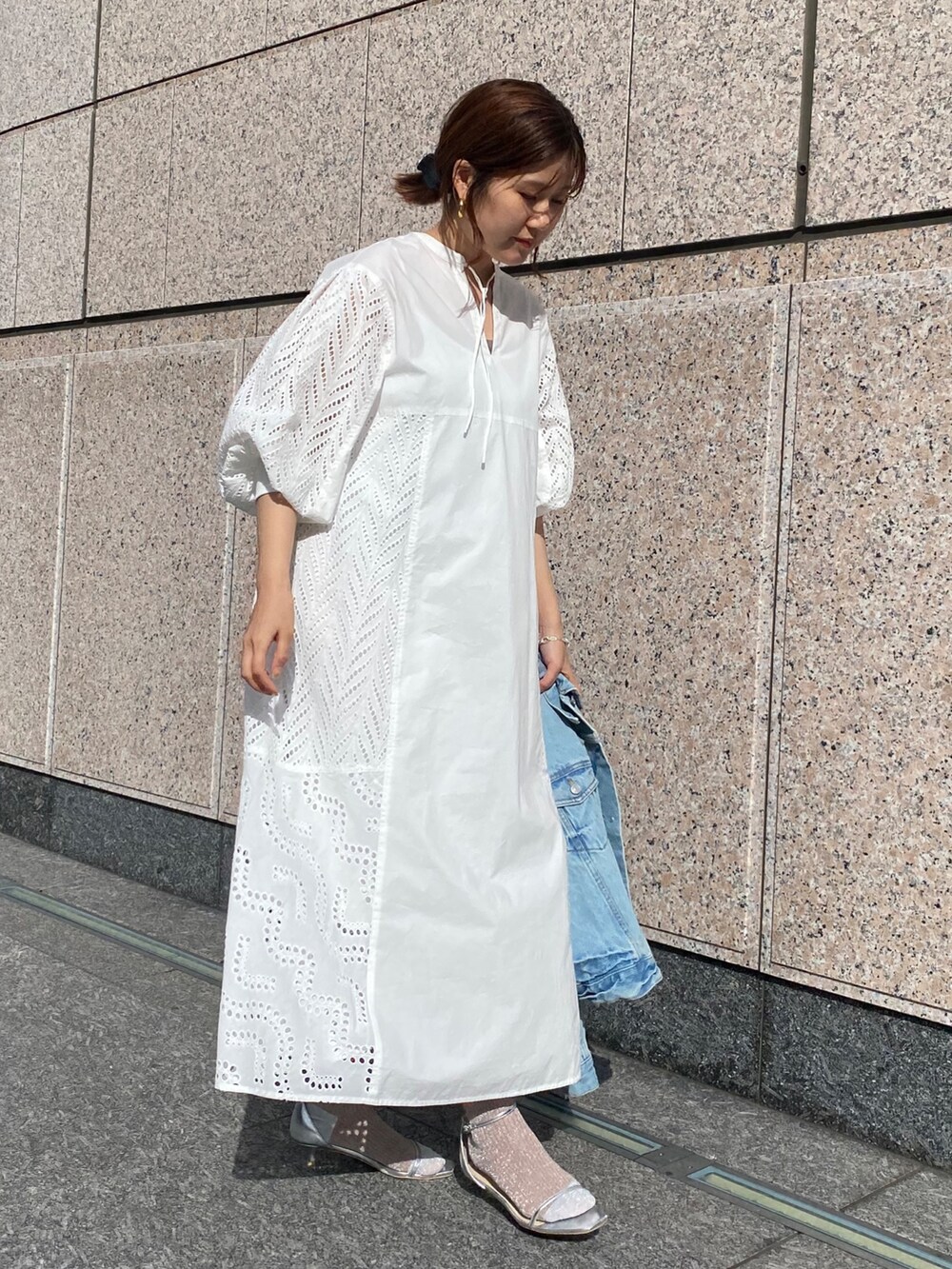 ホワイト系のワンピース/ドレス、ブルー系のジャケット/アウター、シルバー系のサンダルを着用したレディースの春コーディネートの7枚目の写真