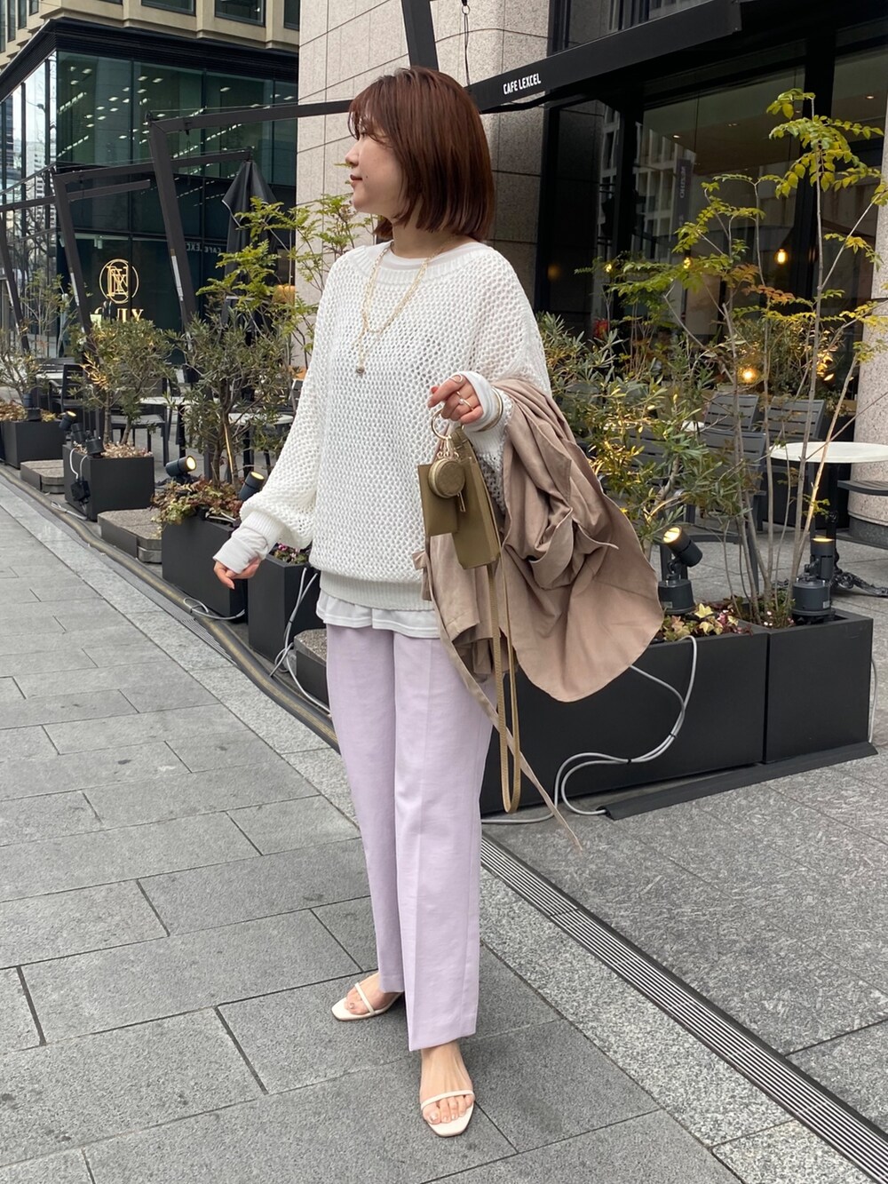 ホワイト系のニット/セーター、ホワイト系のTシャツ/カットソー、ピンク系のスラックスを着用したレディースの冬コーディネートの2枚目の写真