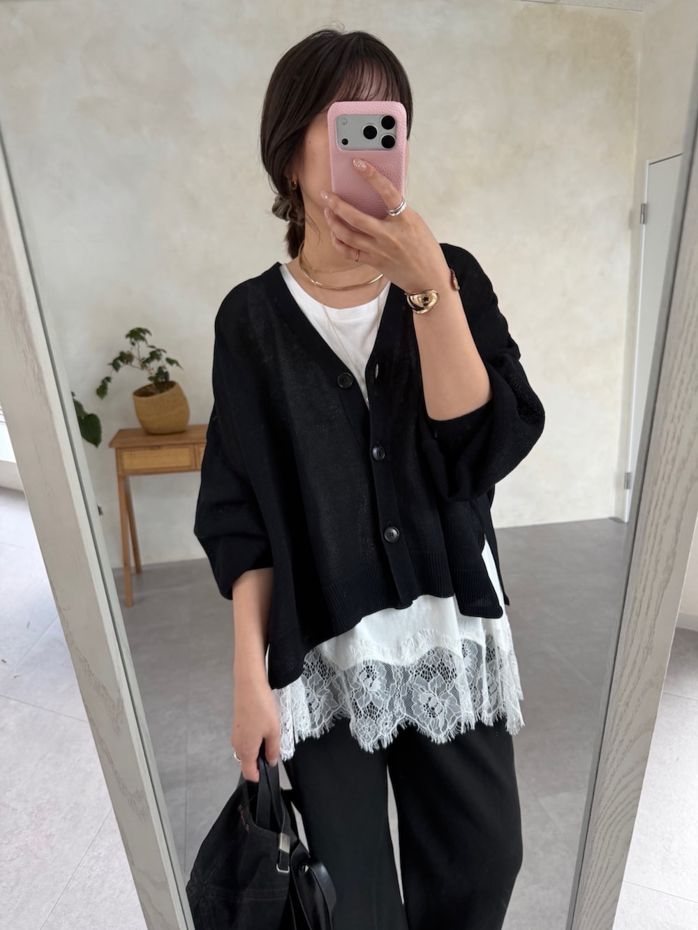 ブラック系のカーディガン/ボレロ、ホワイト系のTシャツ/カットソー、ブラック系のその他パンツを着用したレディースの夏コーディネートの3枚目の写真