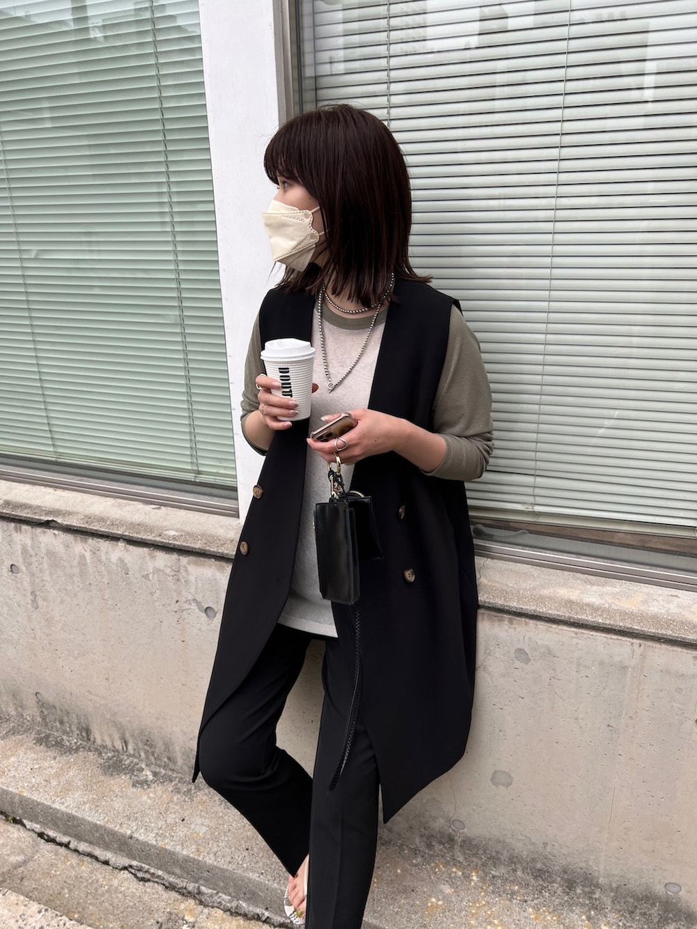 ベージュ系のTシャツ/カットソー、ブラック系のその他パンツを着用したレディースの夏コーディネートの5枚目の写真