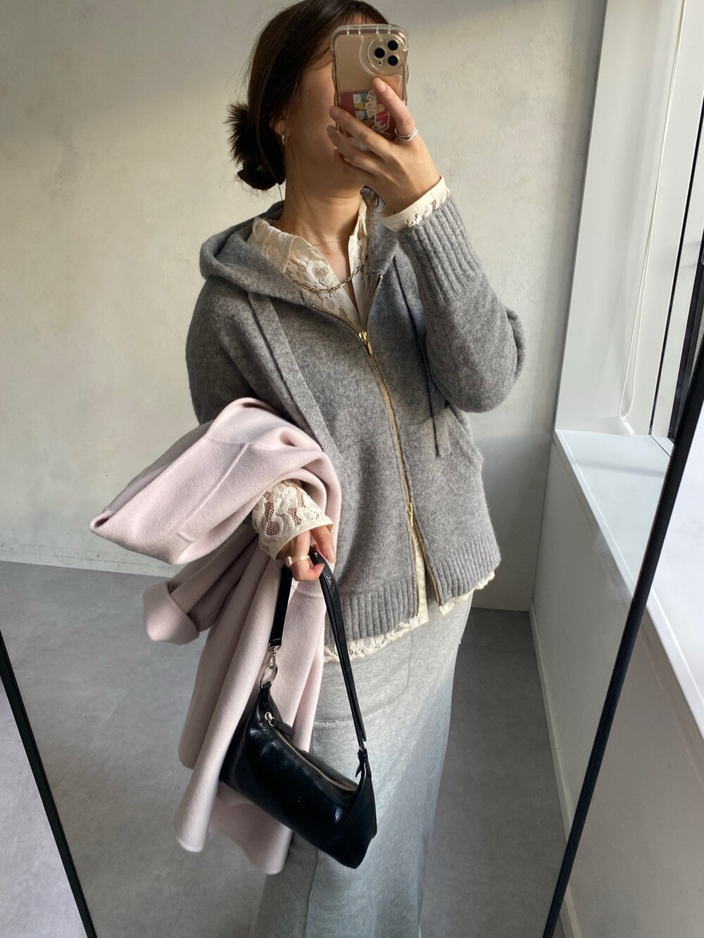 ピンク系のその他アウター、ホワイト系のシャツ/ブラウス、グレー系のカーディガン/ボレロを着用したレディースの冬コーディネートの8枚目の写真