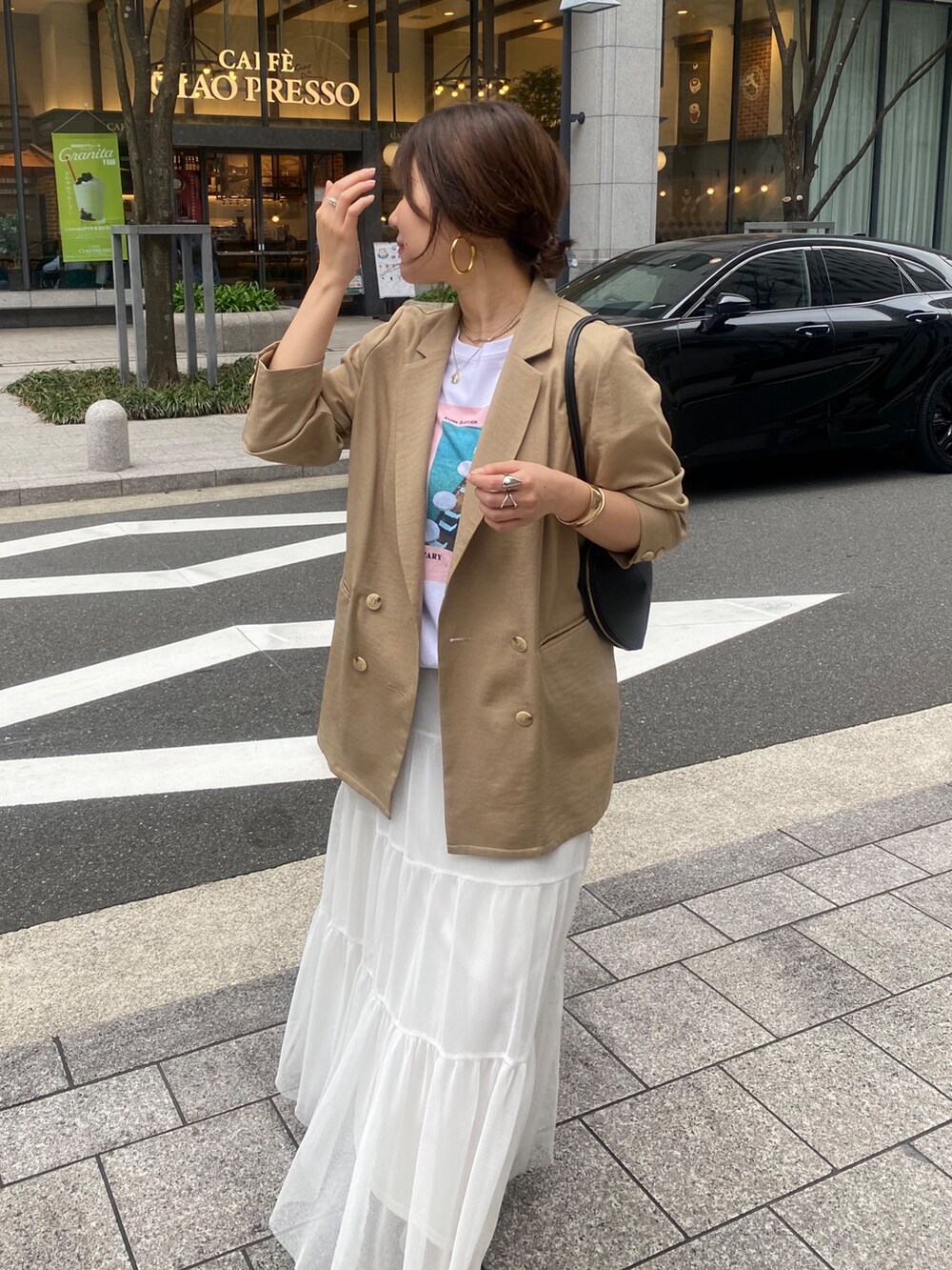 イエロー系のテーラードジャケット、ホワイト系のTシャツ/カットソー、ホワイト系のスカートを着用したレディースの春コーディネートの9枚目の写真