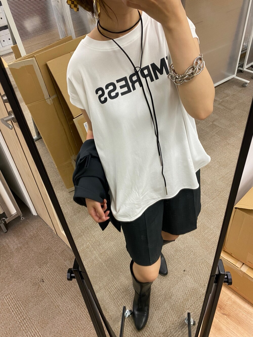ブラック系のテーラードジャケット、グレー系のその他パンツ、ホワイト系のシャツ/ブラウスを着用したレディースの夏コーディネートの9枚目の写真